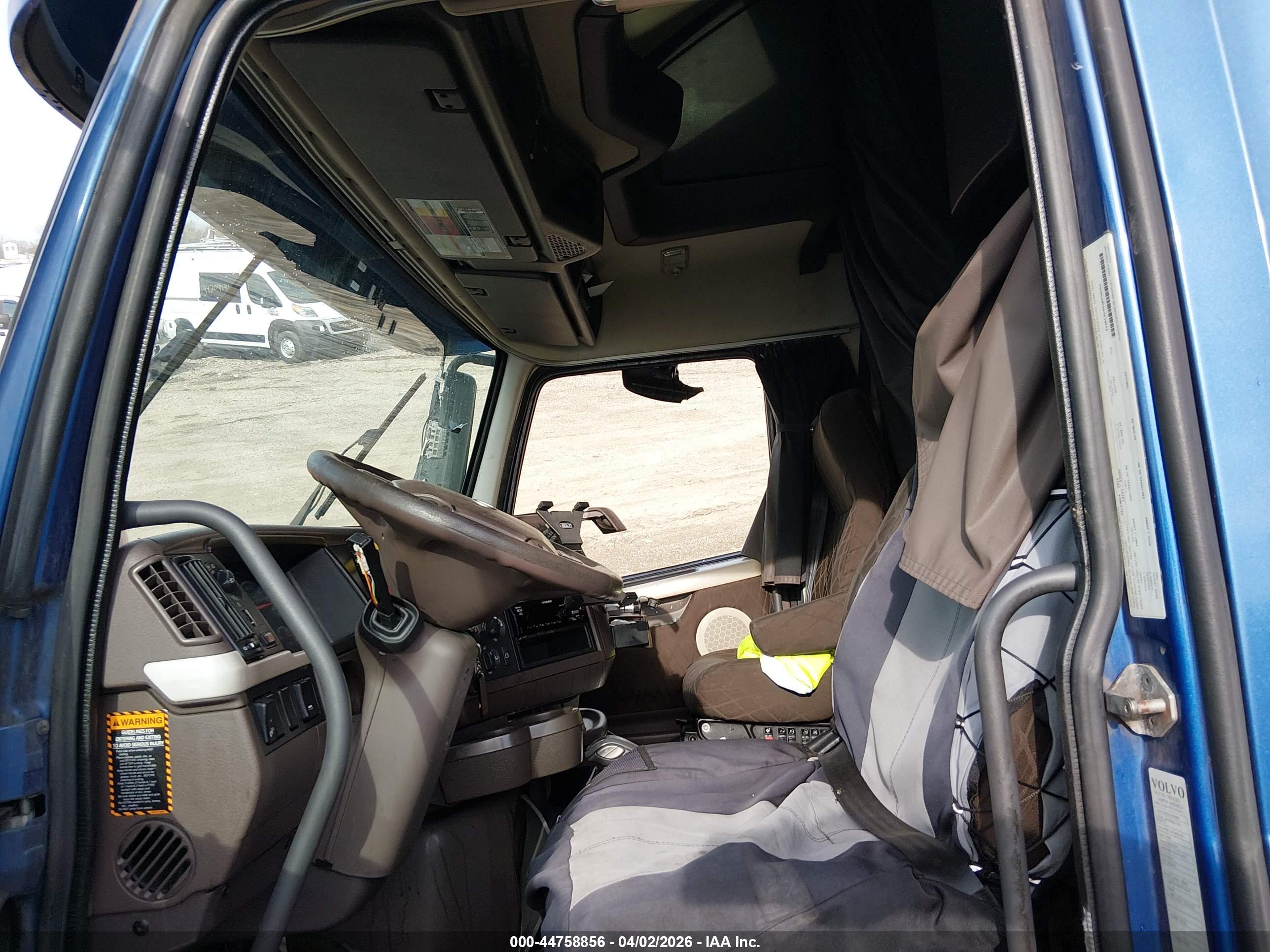 VOLVO VN image 8
