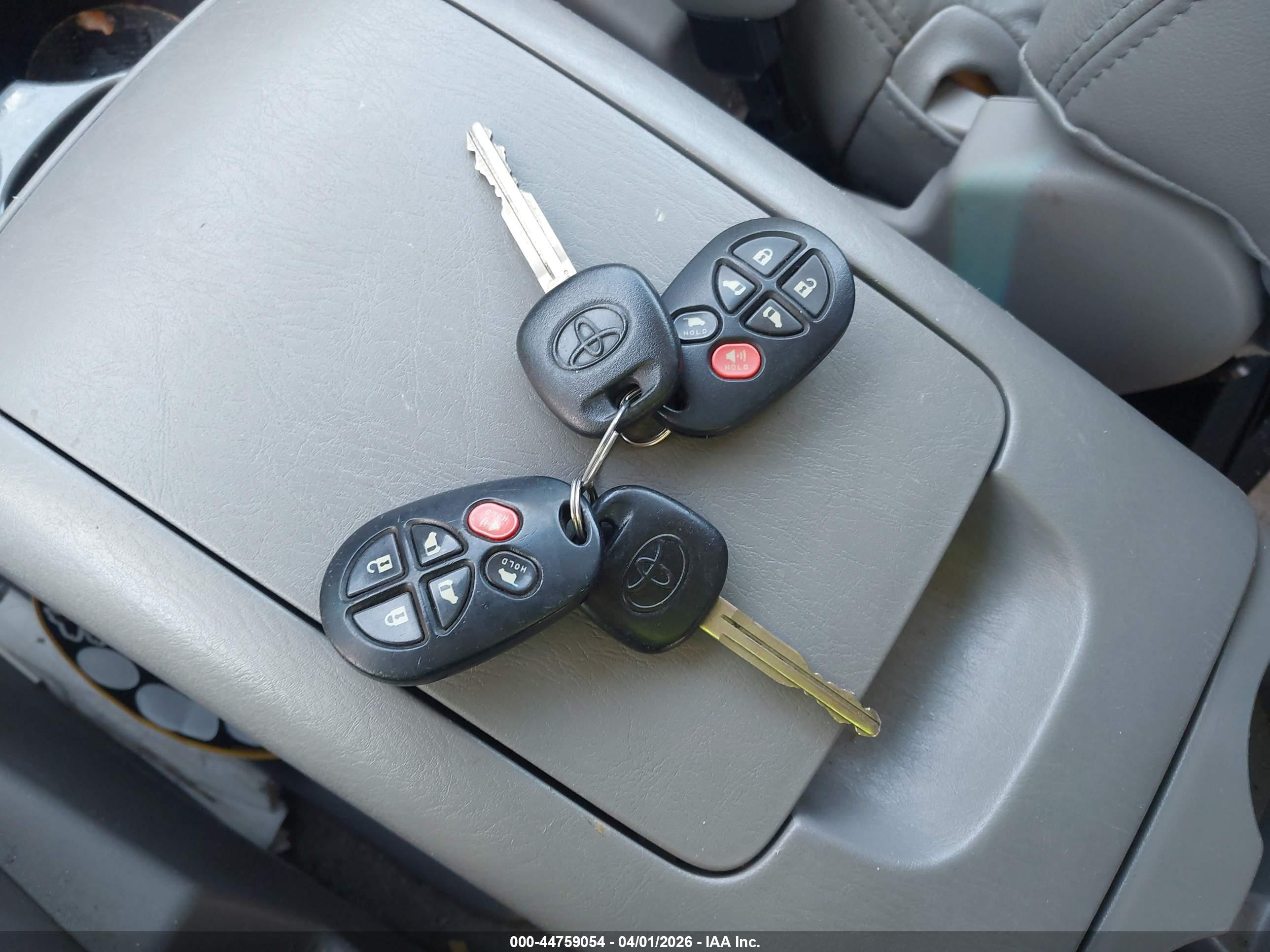 TOYOTA SIENNA image 11