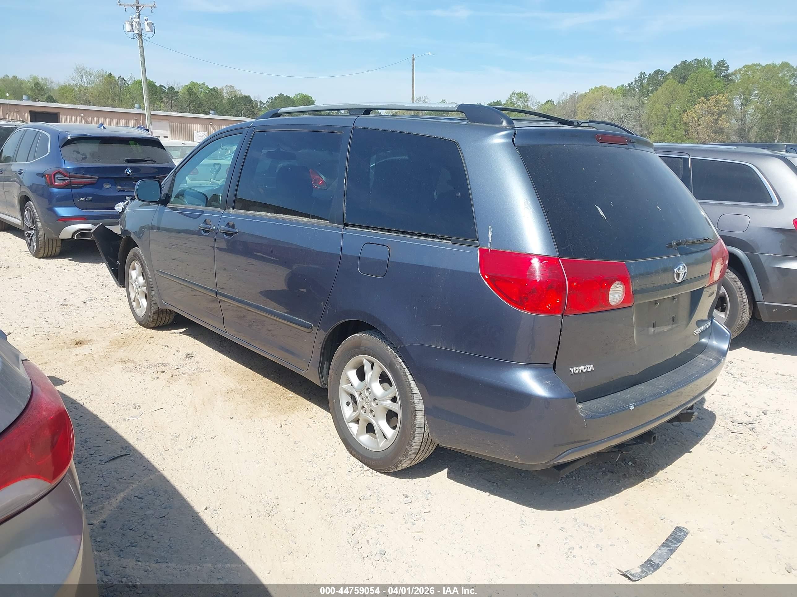 TOYOTA SIENNA image 3