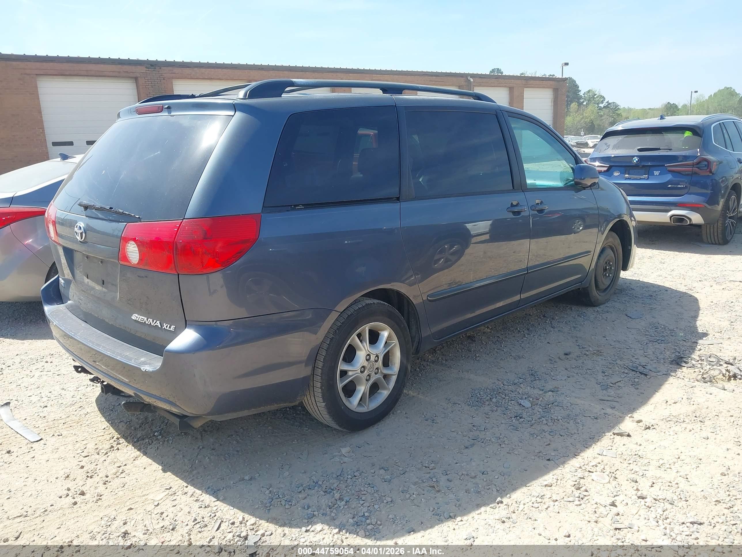 TOYOTA SIENNA image 4