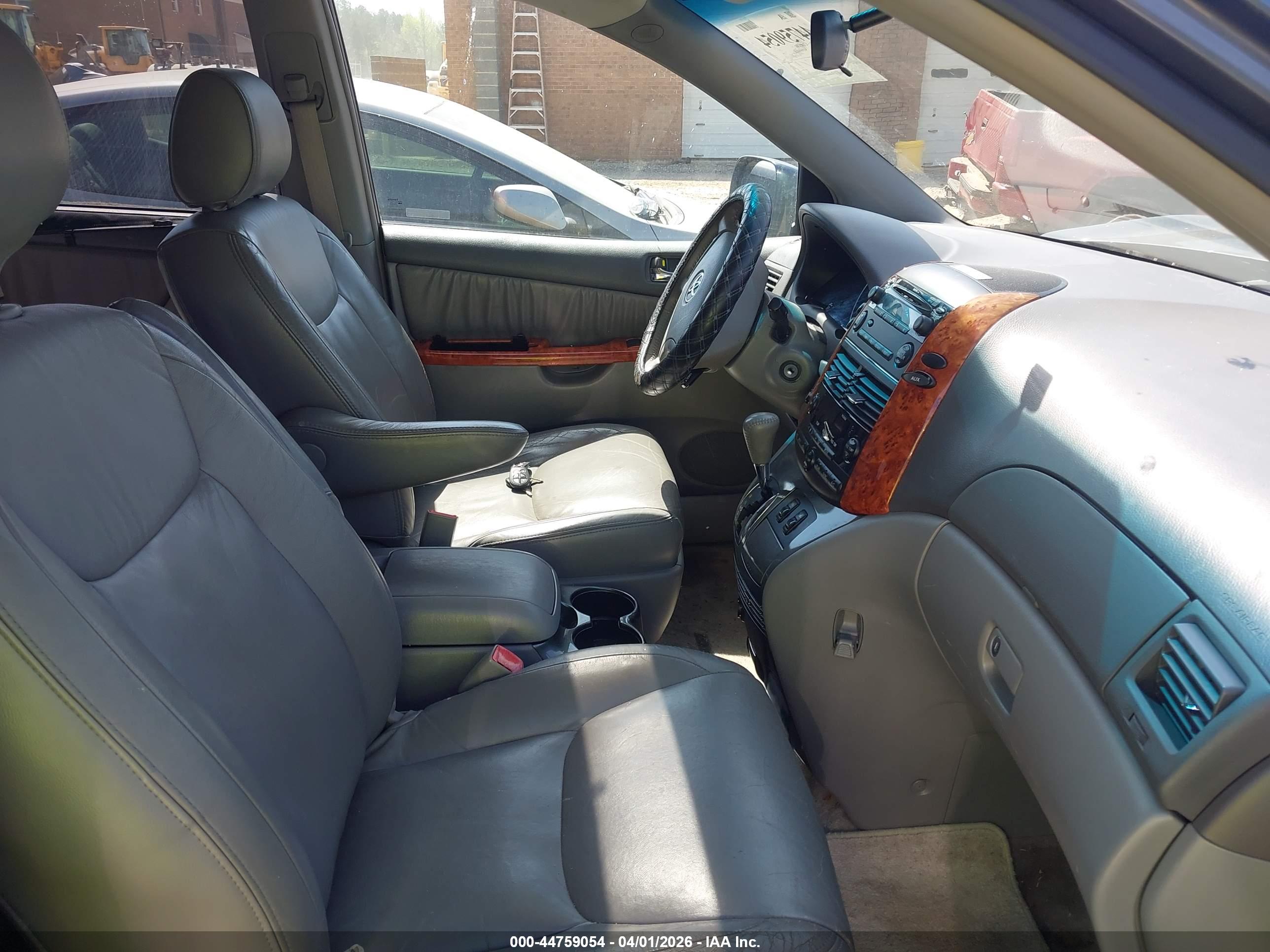 TOYOTA SIENNA image 5