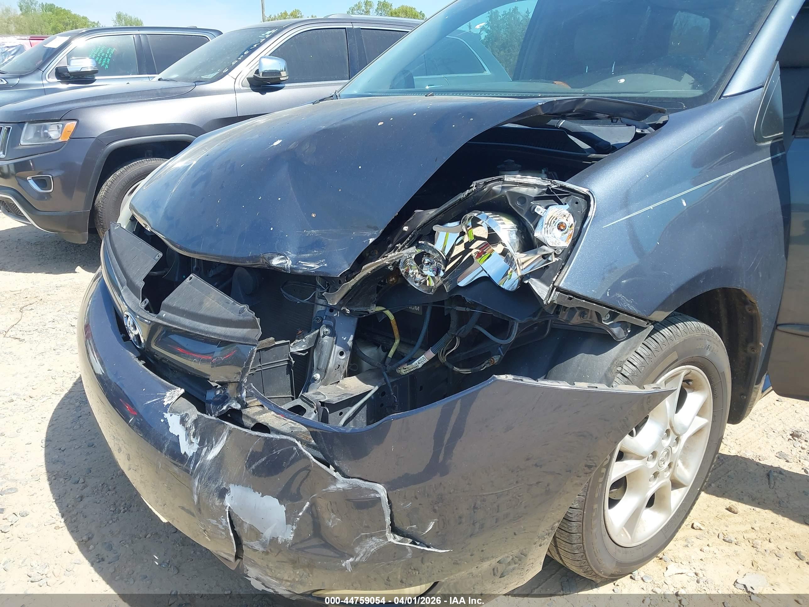 TOYOTA SIENNA image 6