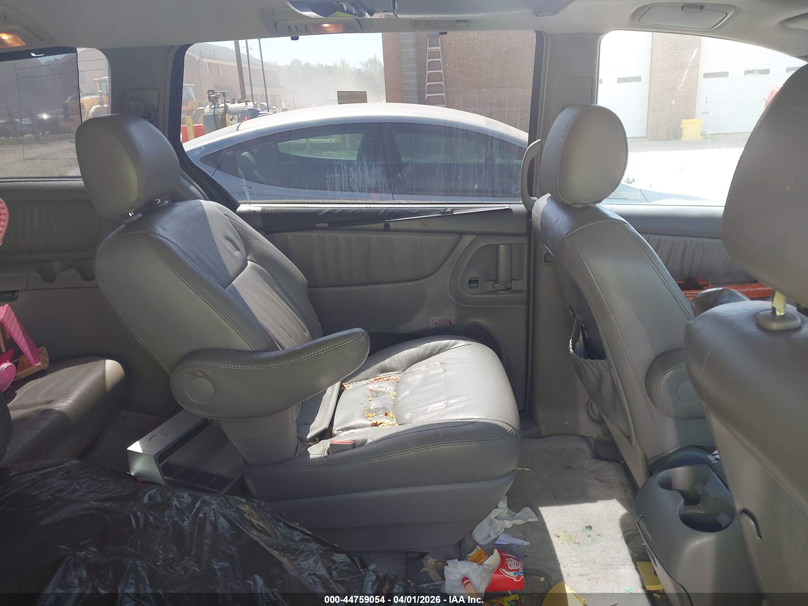 TOYOTA SIENNA image 8
