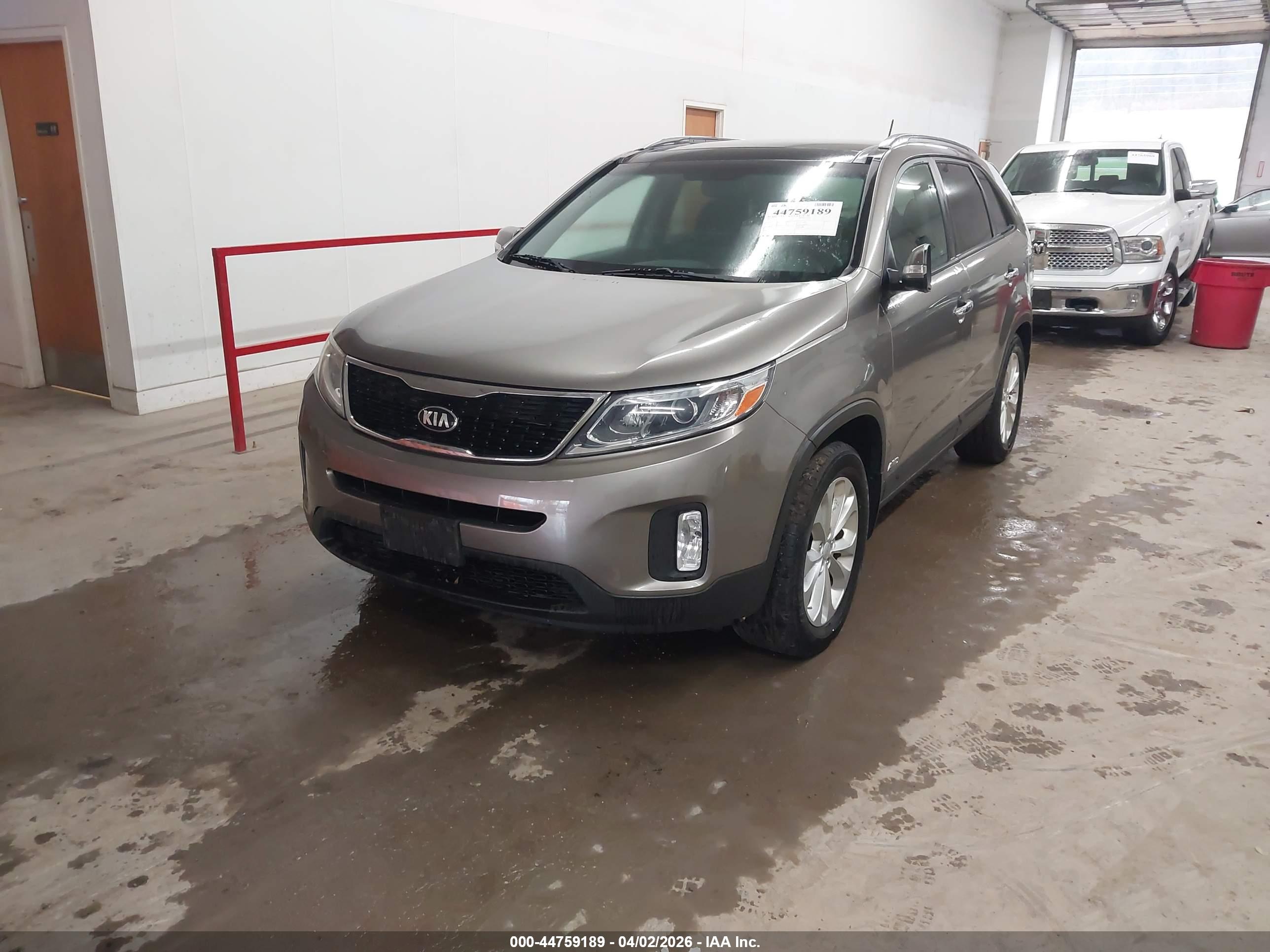 KIA SORENTO image 2