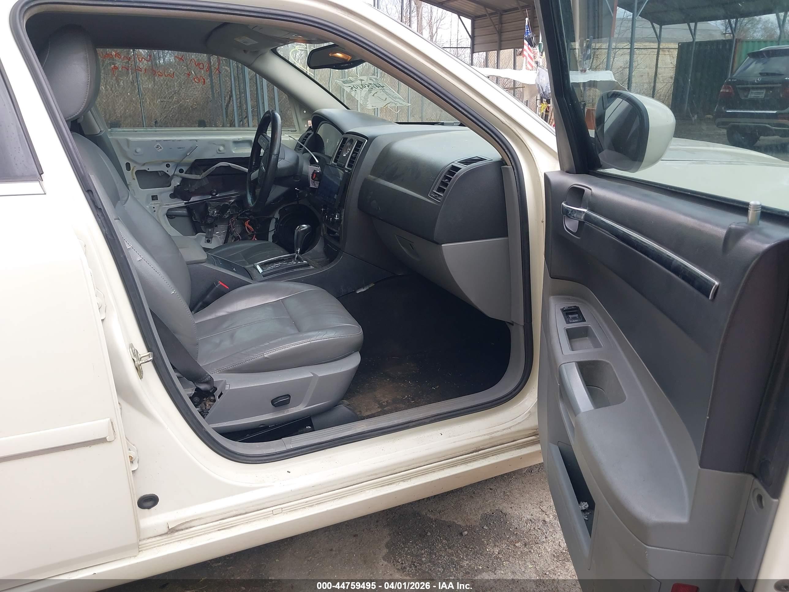 CHRYSLER 300 image 5