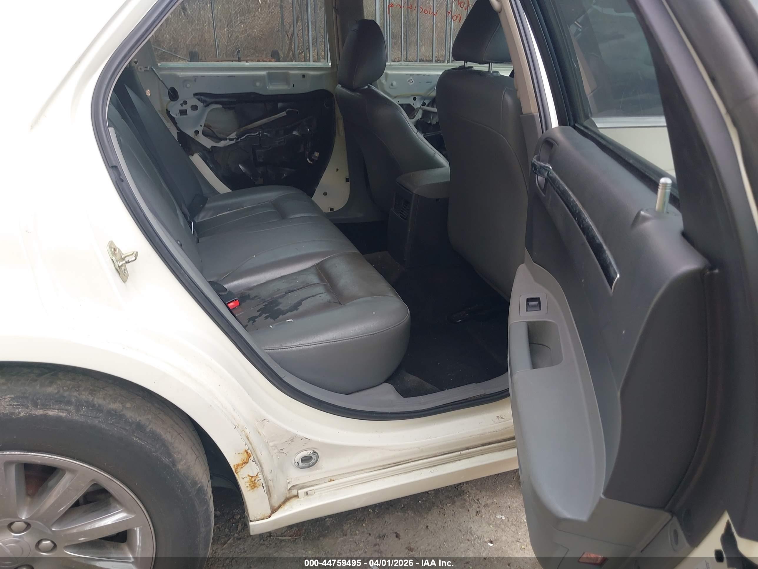 CHRYSLER 300 image 8