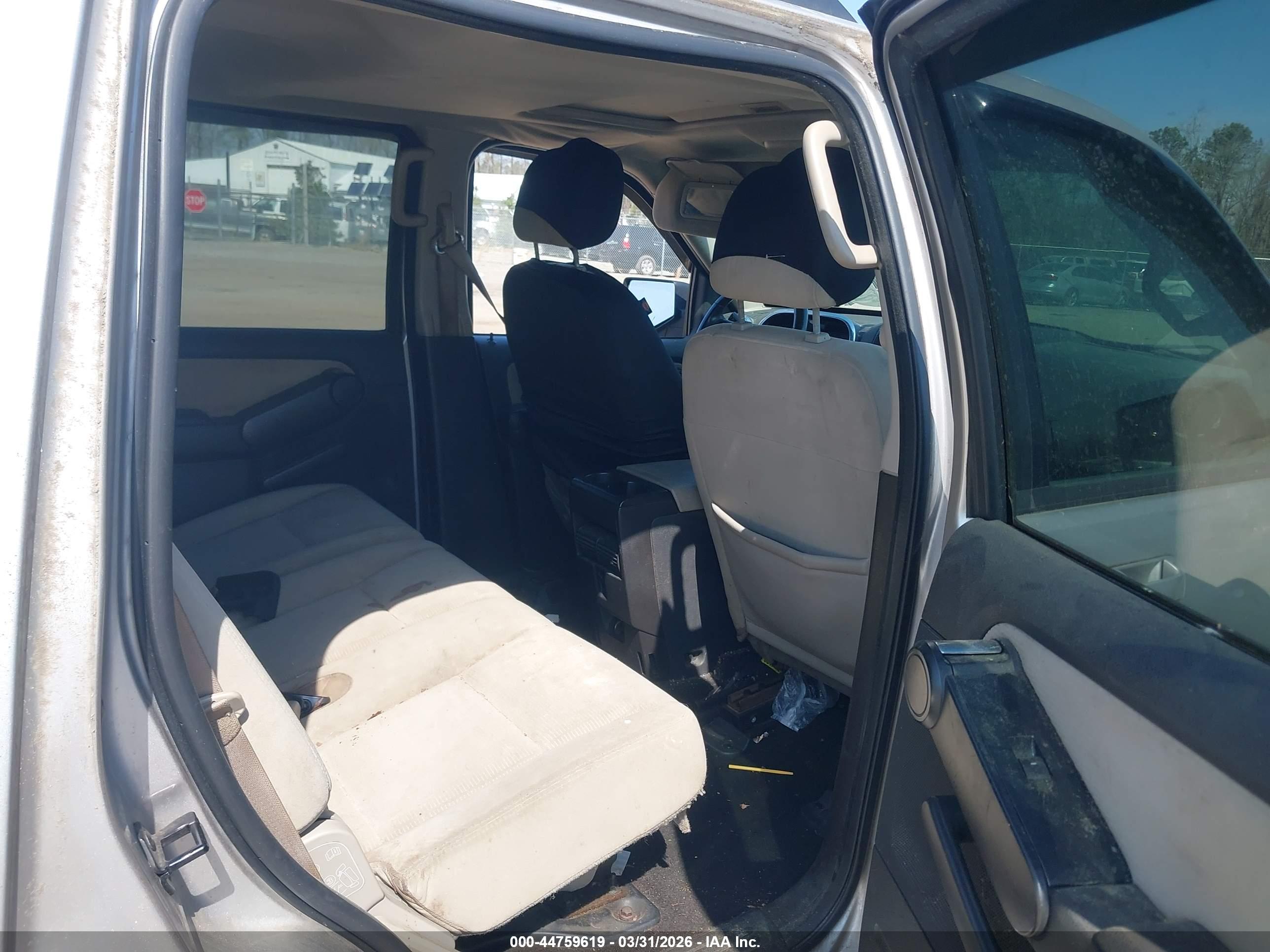 FORD EXPLORER image 8