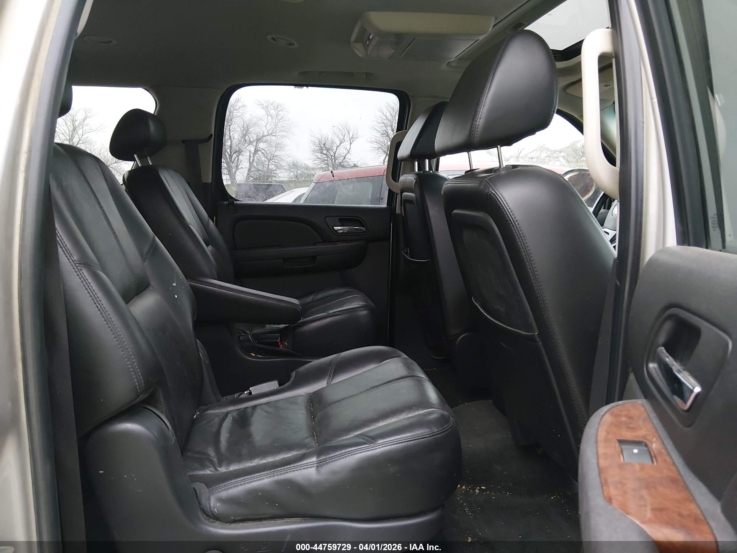 CHEVROLET SUBURBAN image 8