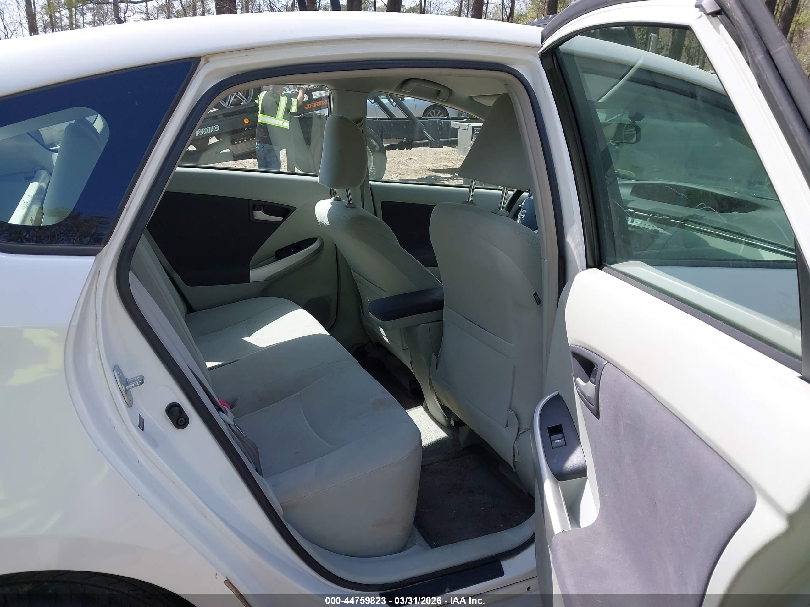 TOYOTA PRIUS image 8