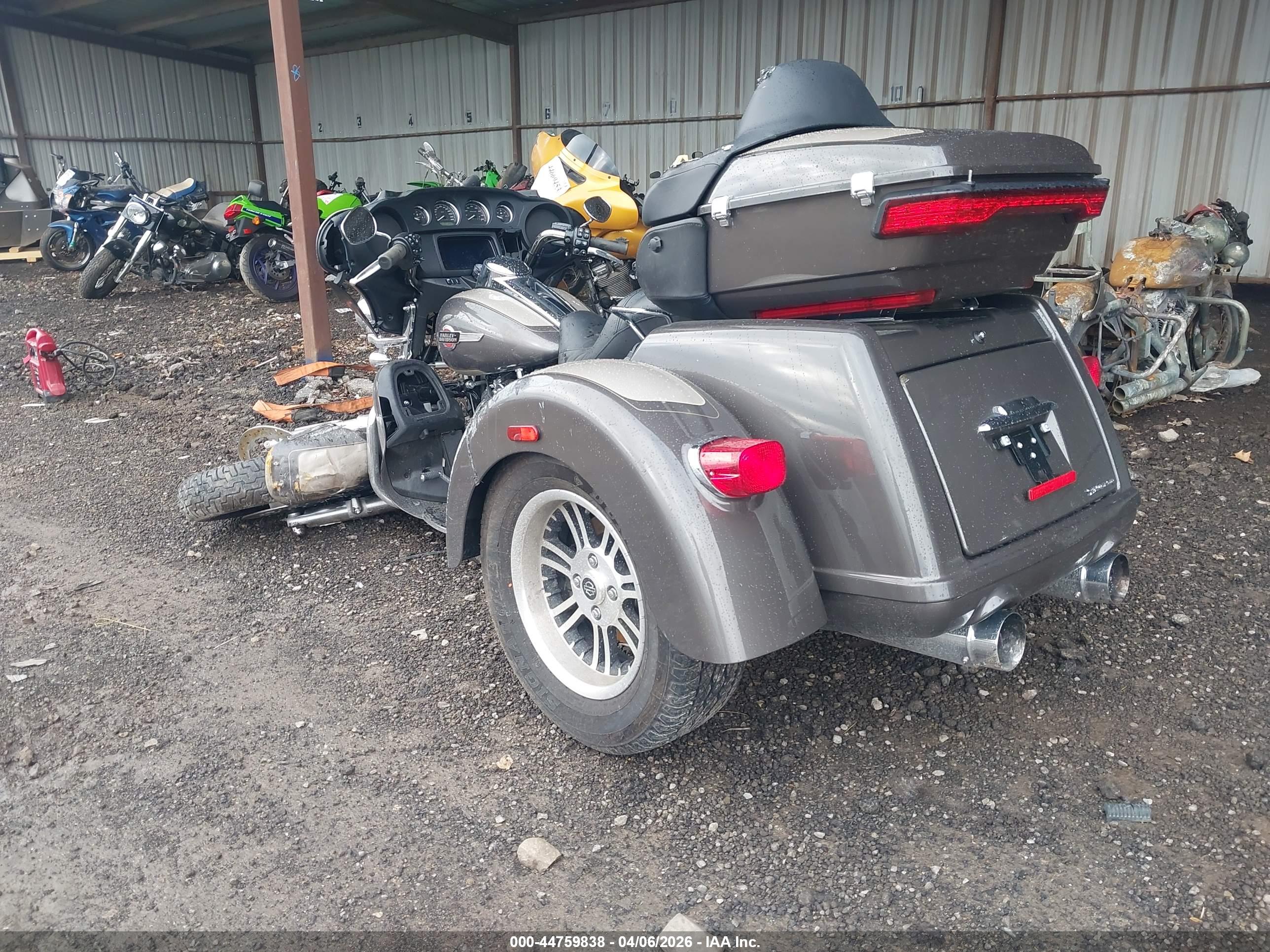 HARLEY-DAVIDSON FLHTCUTG image 3