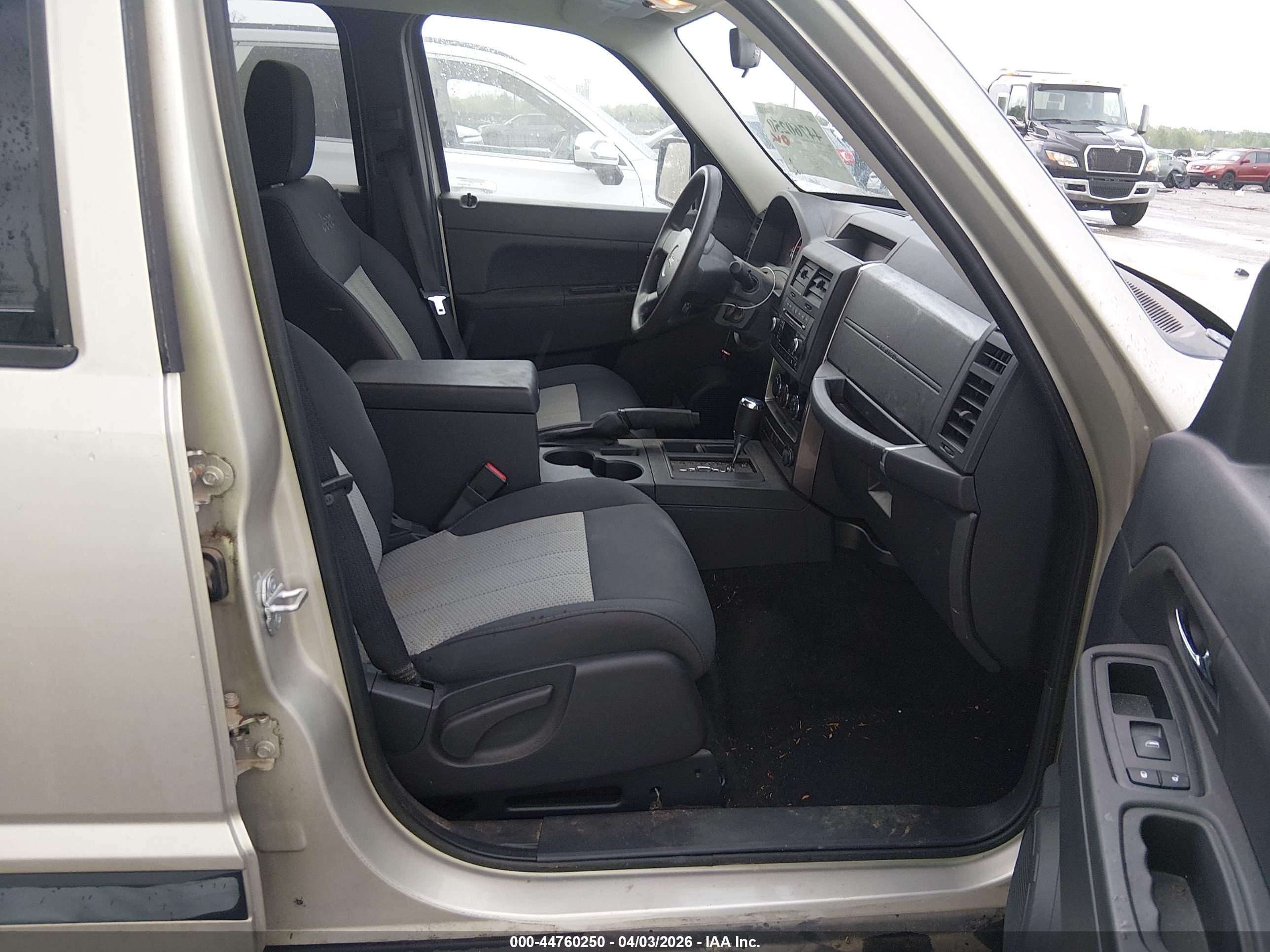 JEEP LIBERTY image 5