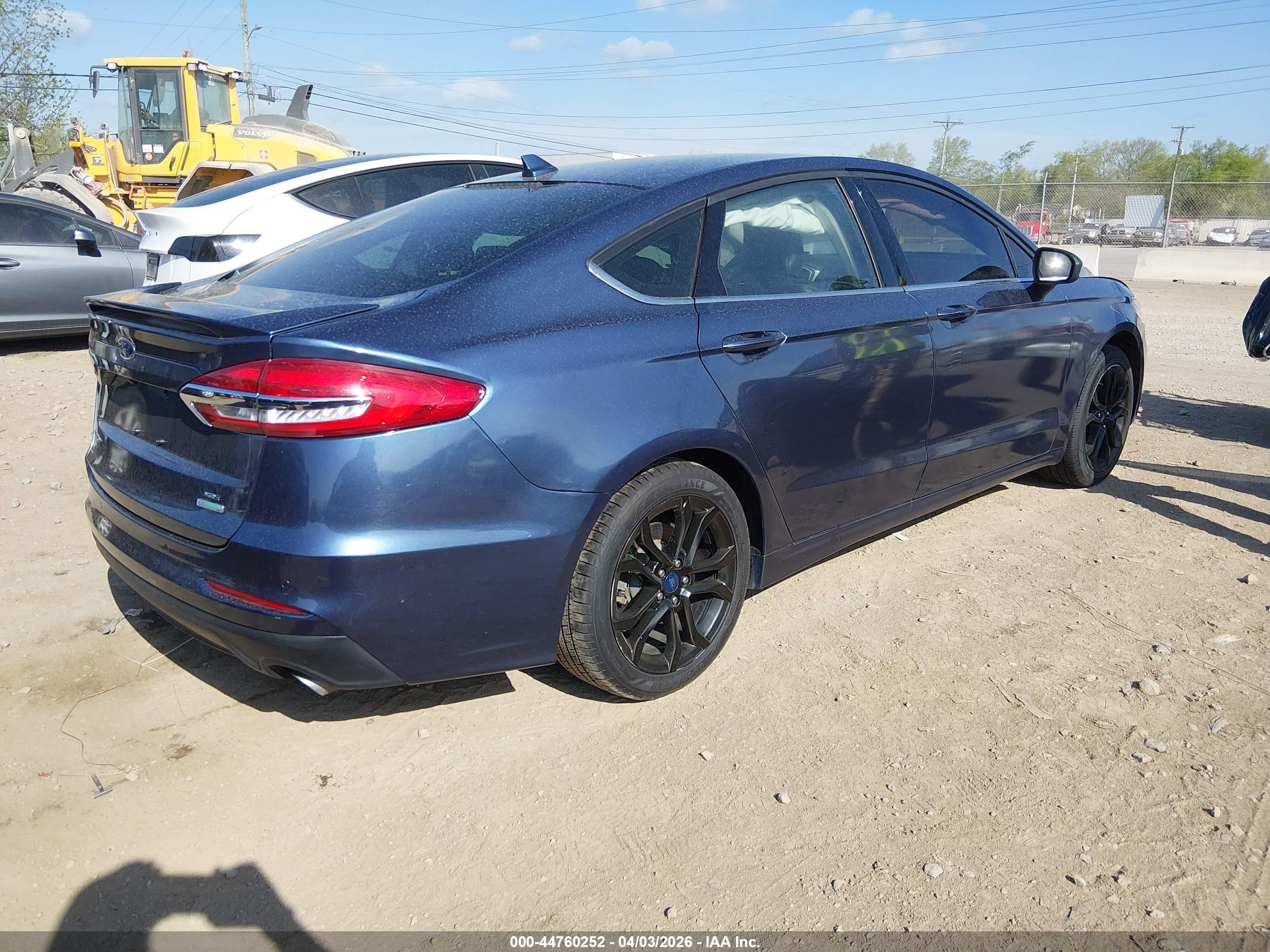 FORD FUSION image 4