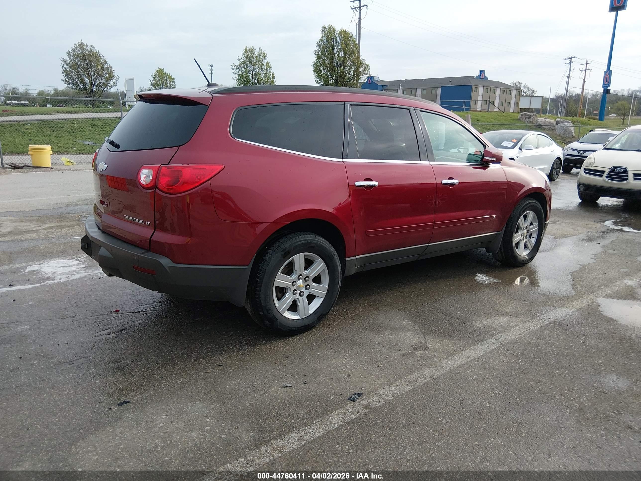CHEVROLET TRAVERSE image 4