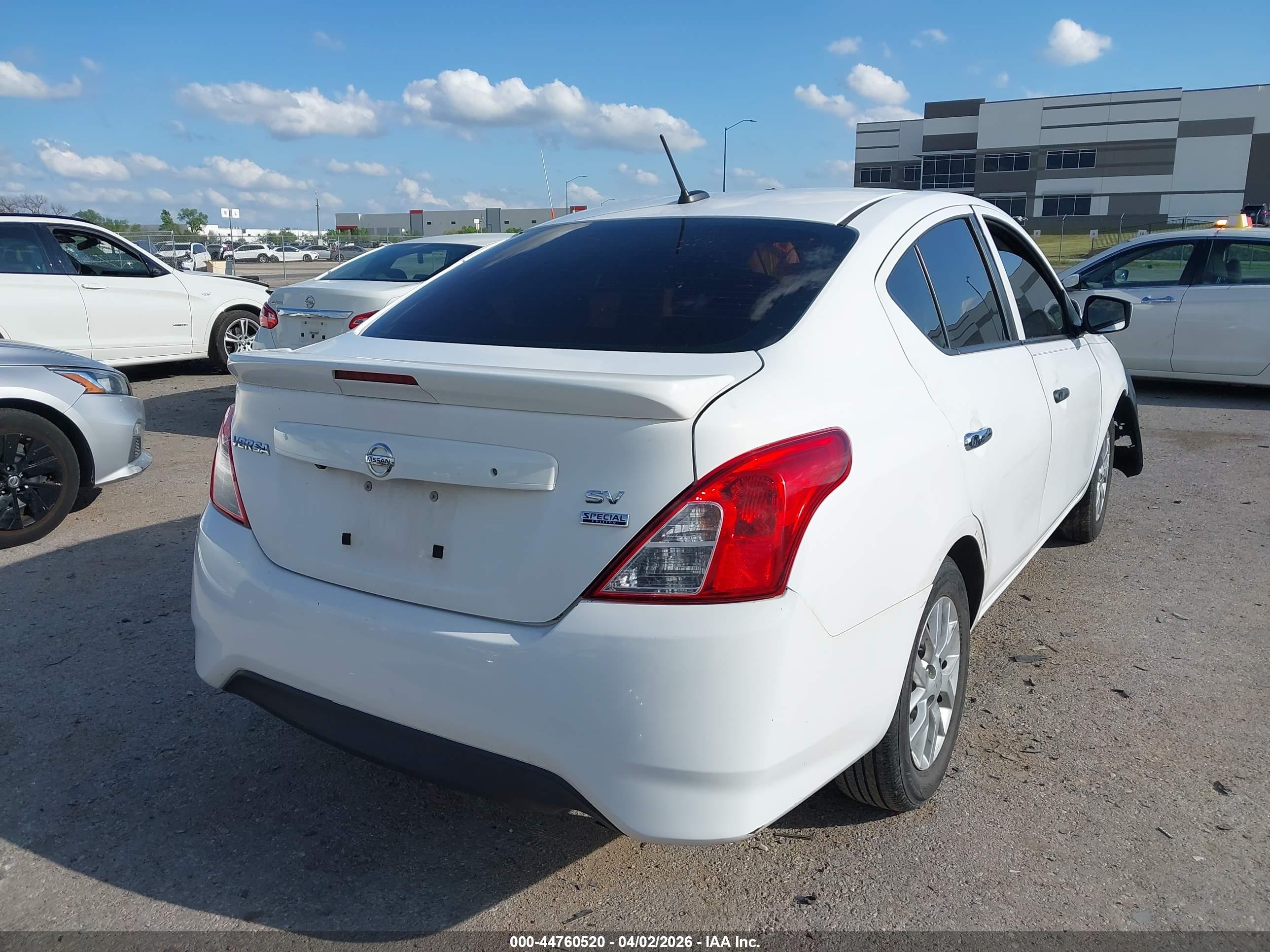 NISSAN VERSA image 4