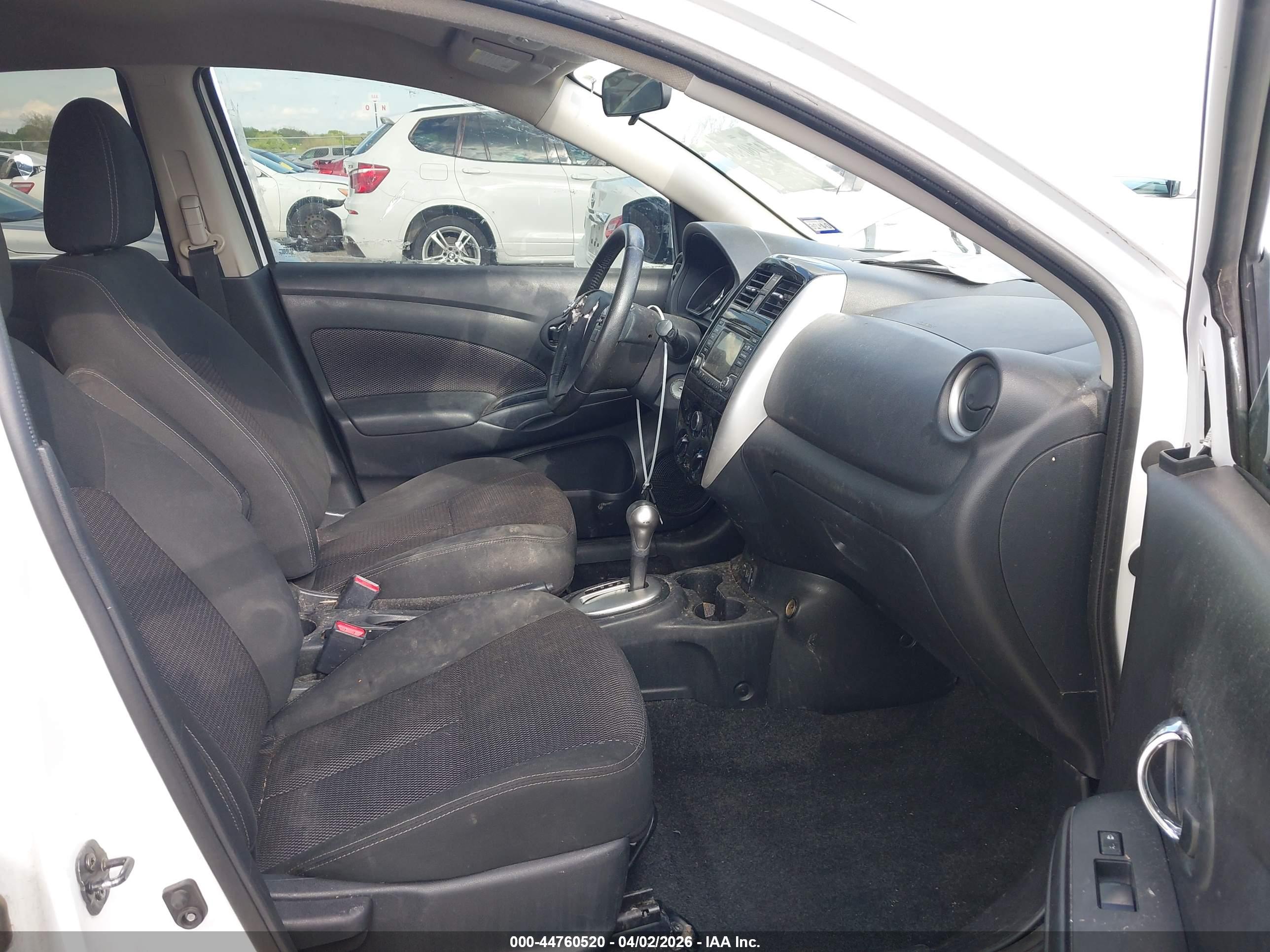 NISSAN VERSA image 5