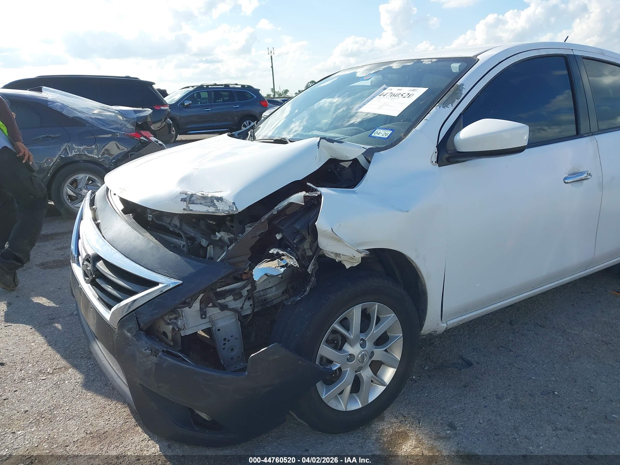 NISSAN VERSA image 6