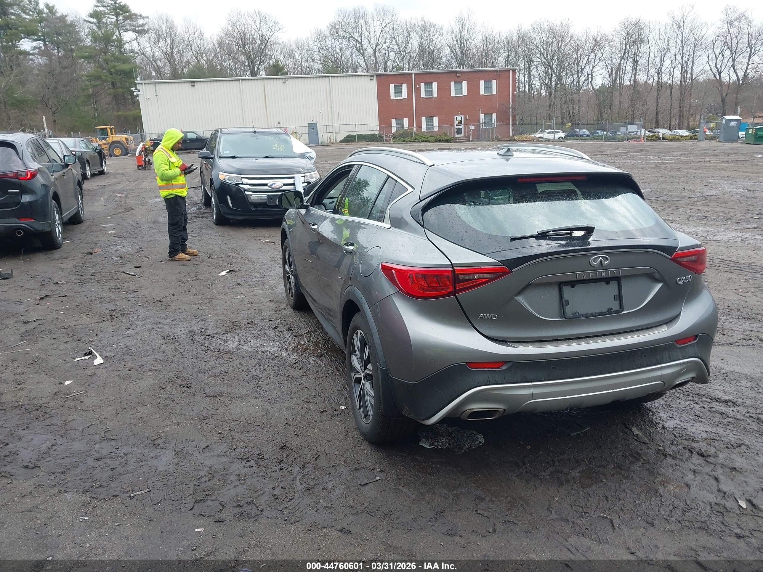 INFINITI QX30 image 3