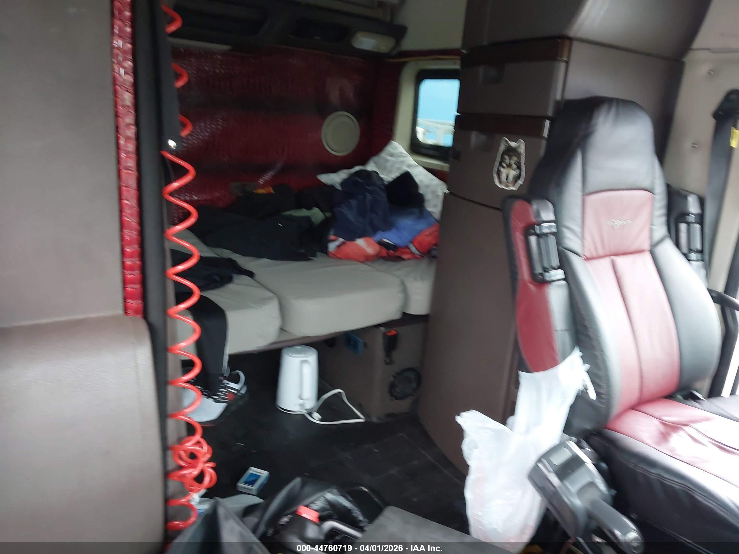 VOLVO VNL image 7