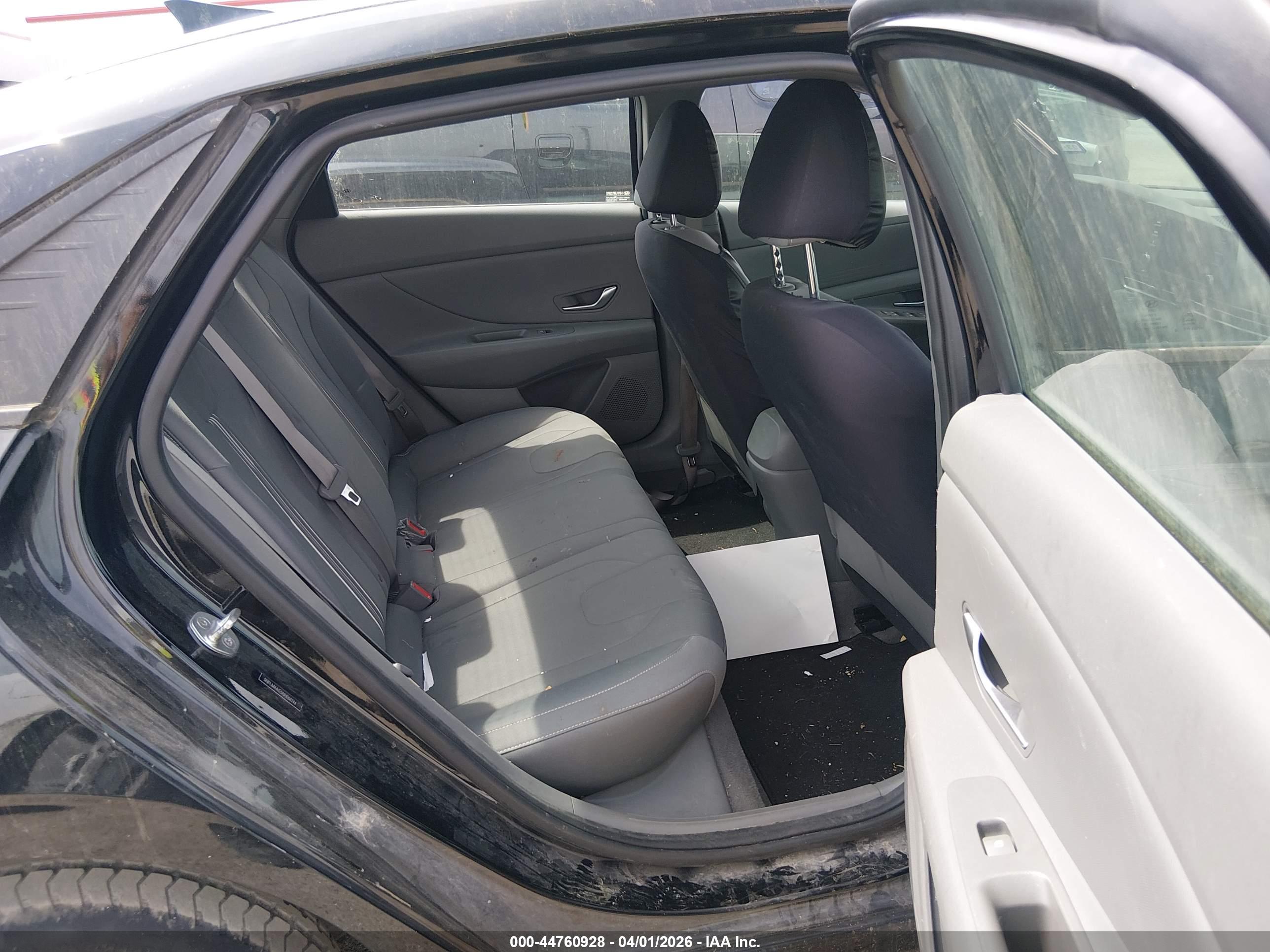 HYUNDAI ELANTRA image 8