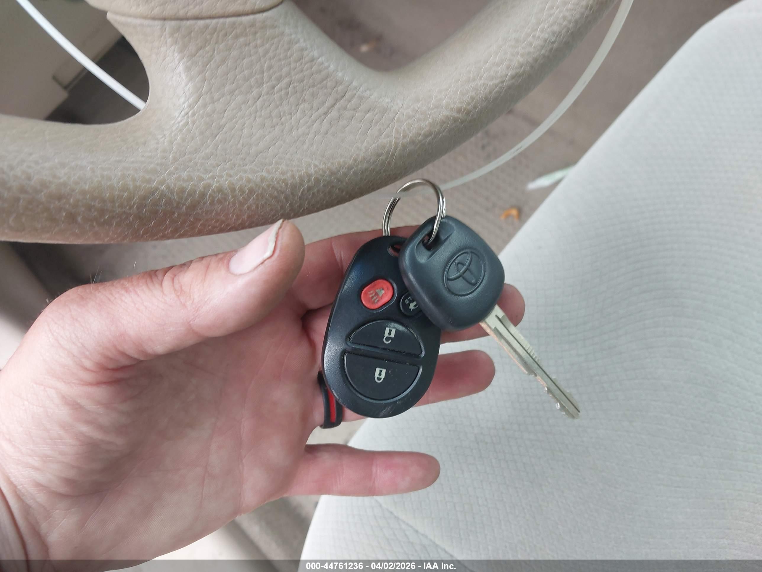 TOYOTA AVALON image 11