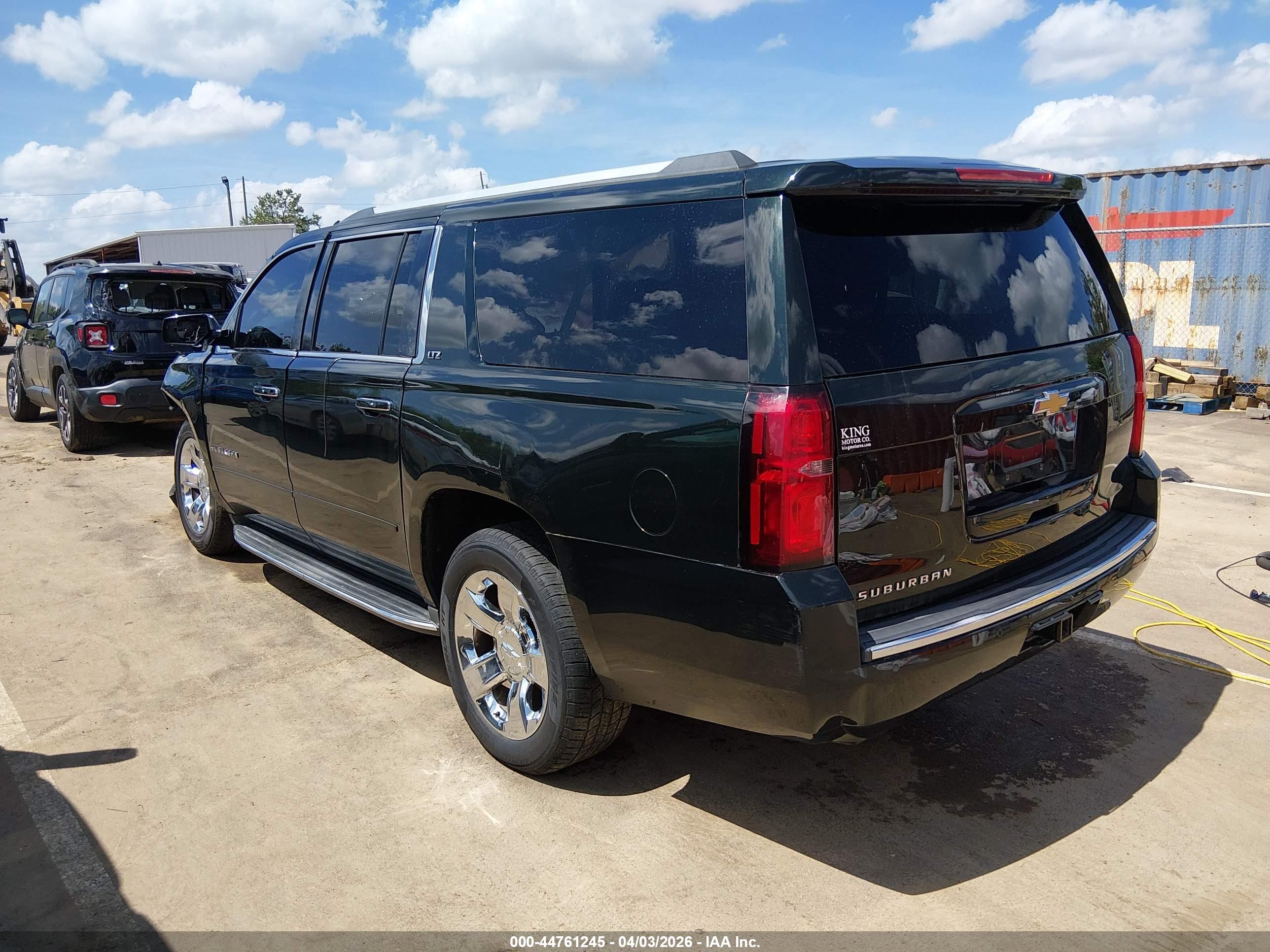 CHEVROLET SUBURBAN image 3