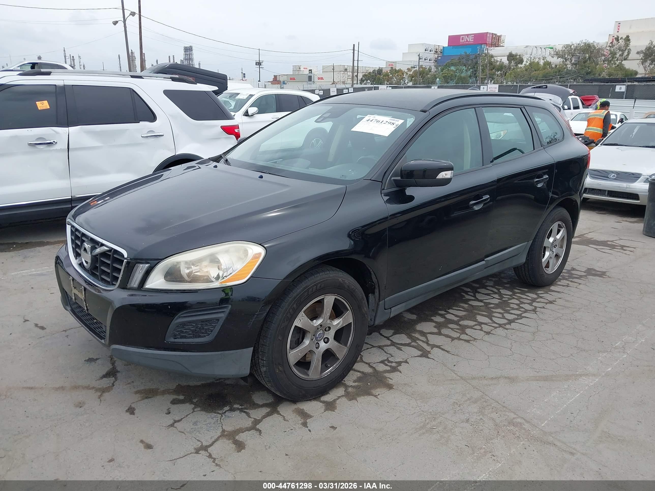 VOLVO XC60 image 2