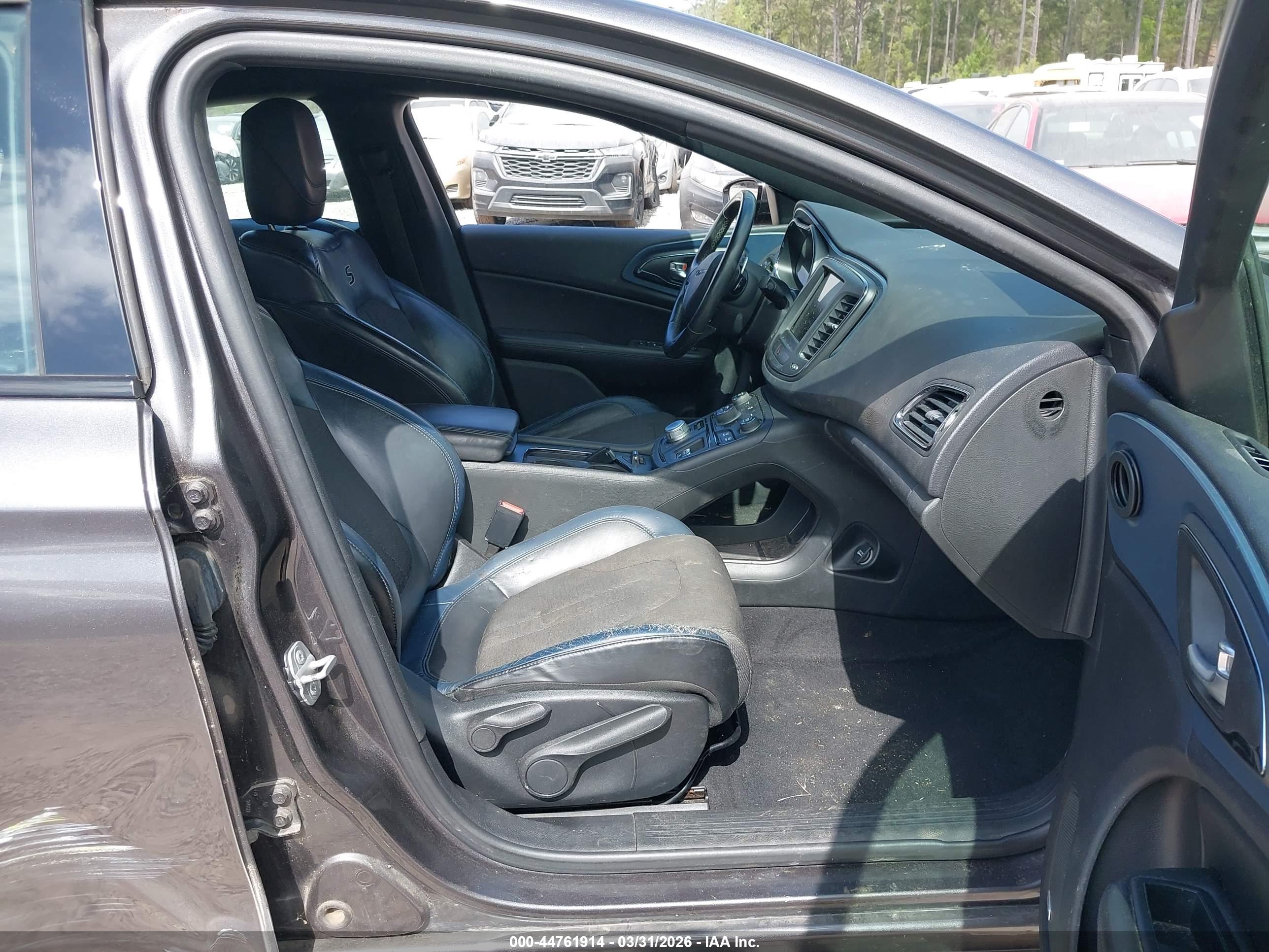 CHRYSLER 200 image 5