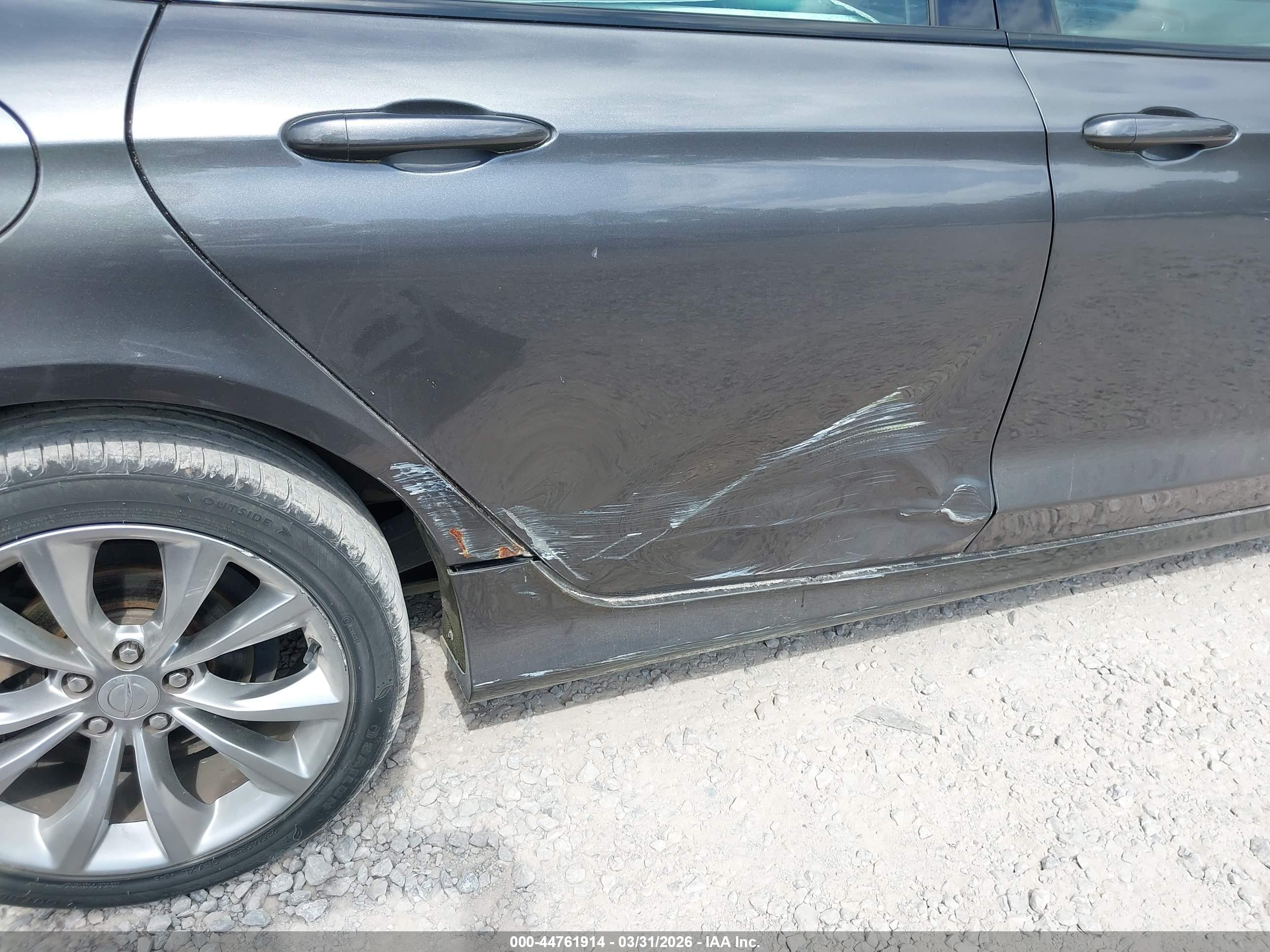CHRYSLER 200 image 6
