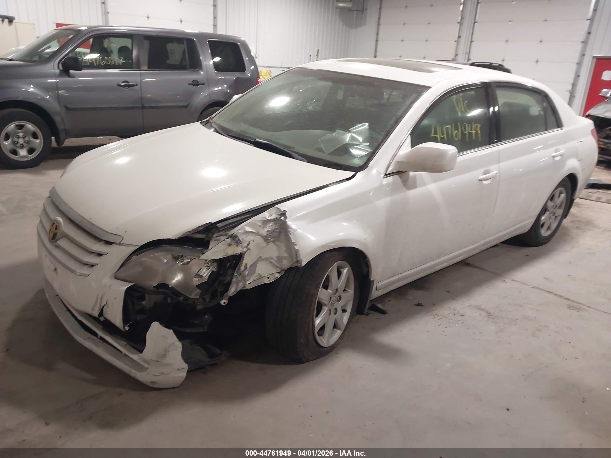 TOYOTA AVALON image 2
