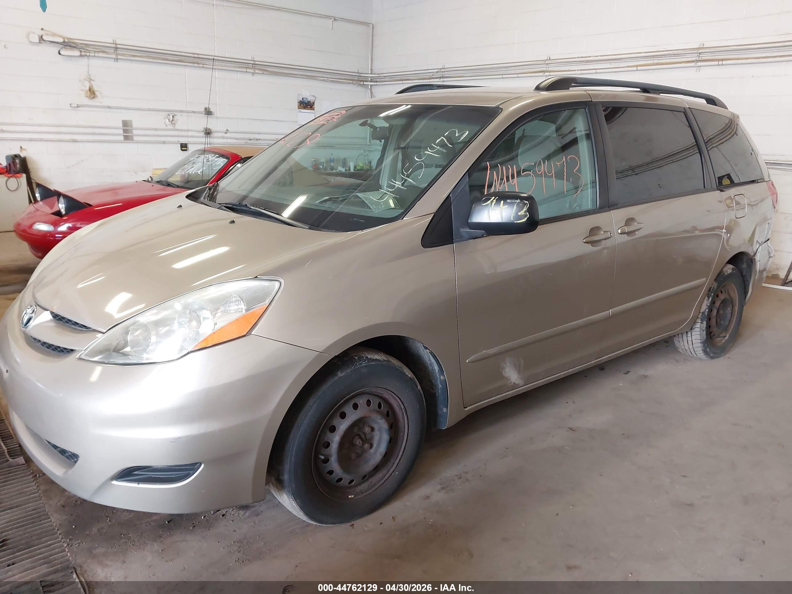 TOYOTA SIENNA image 2