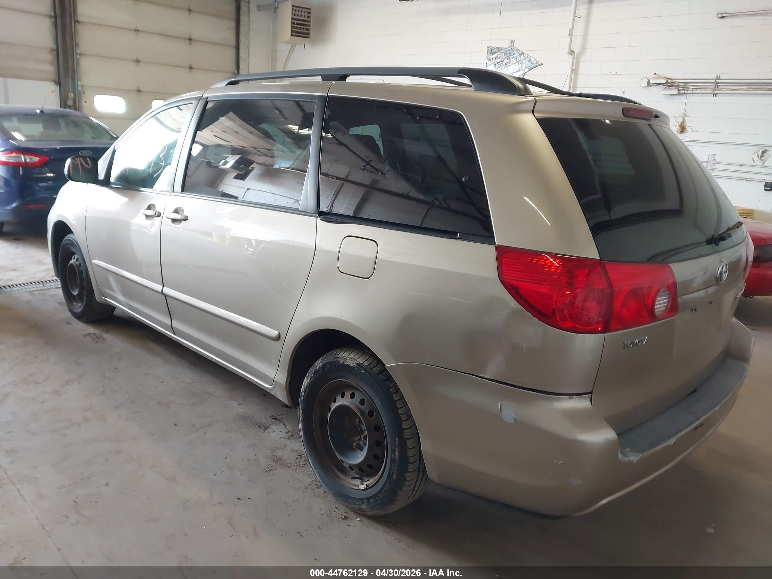 TOYOTA SIENNA image 3