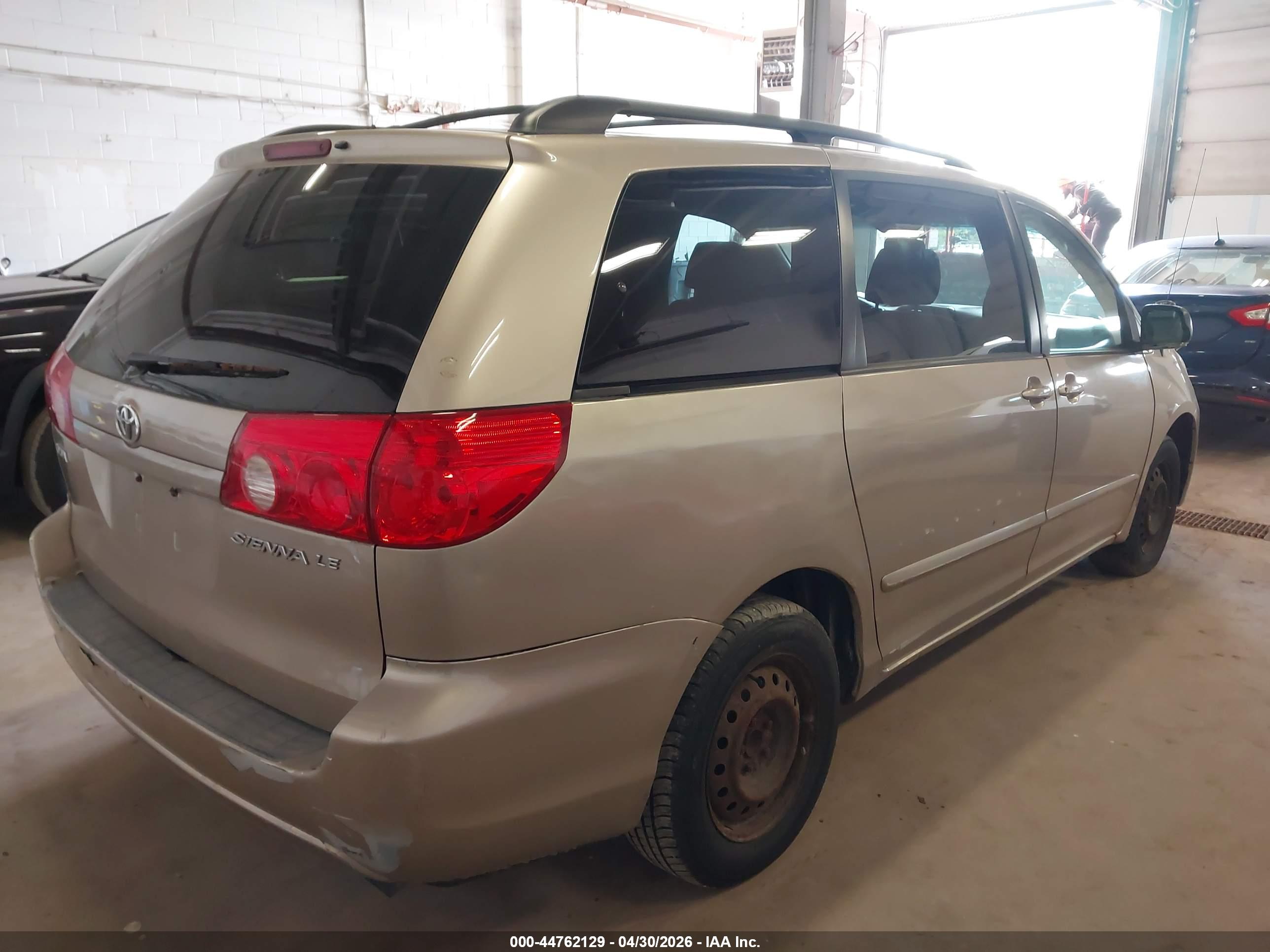 TOYOTA SIENNA image 4