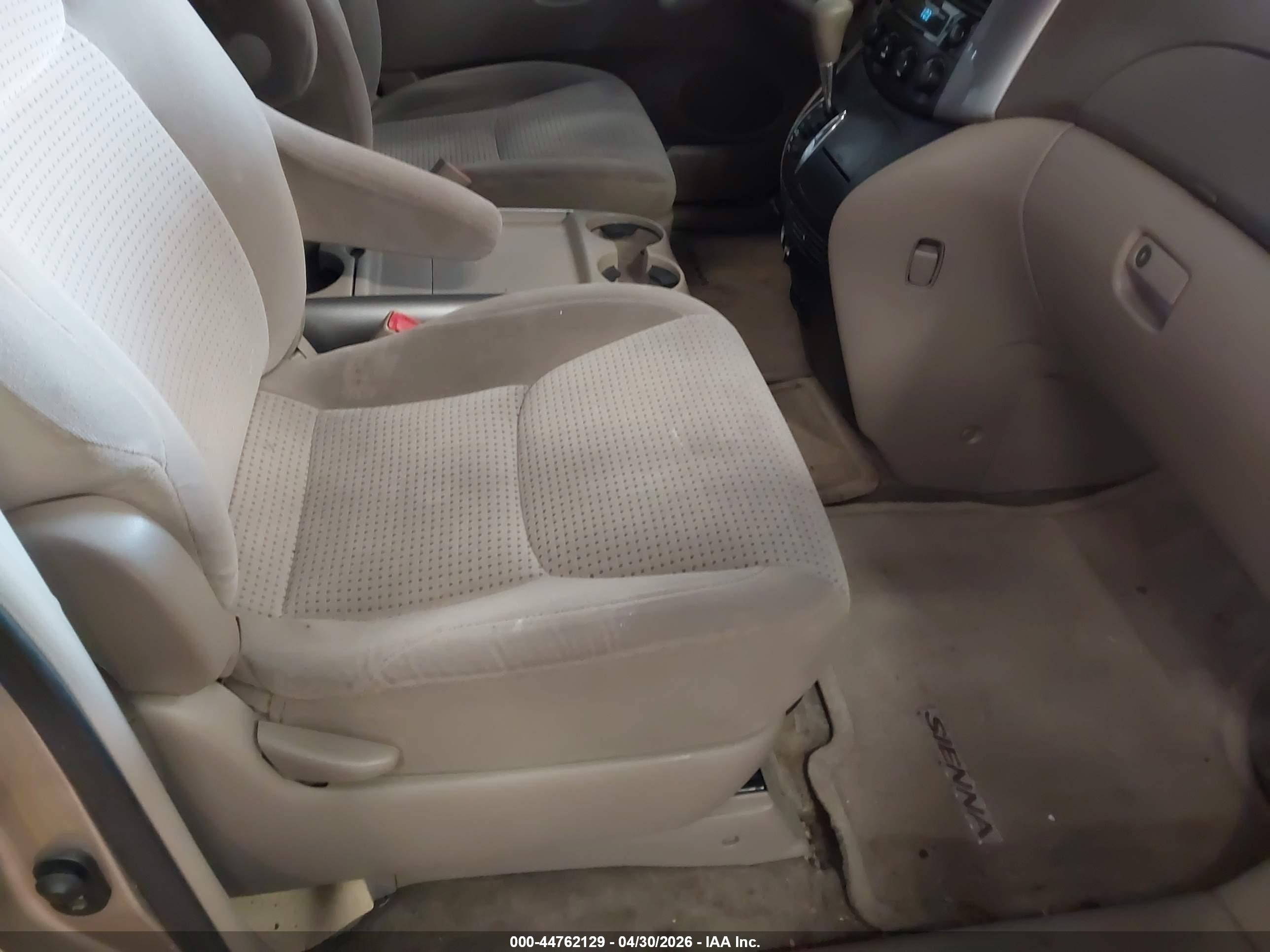 TOYOTA SIENNA image 5