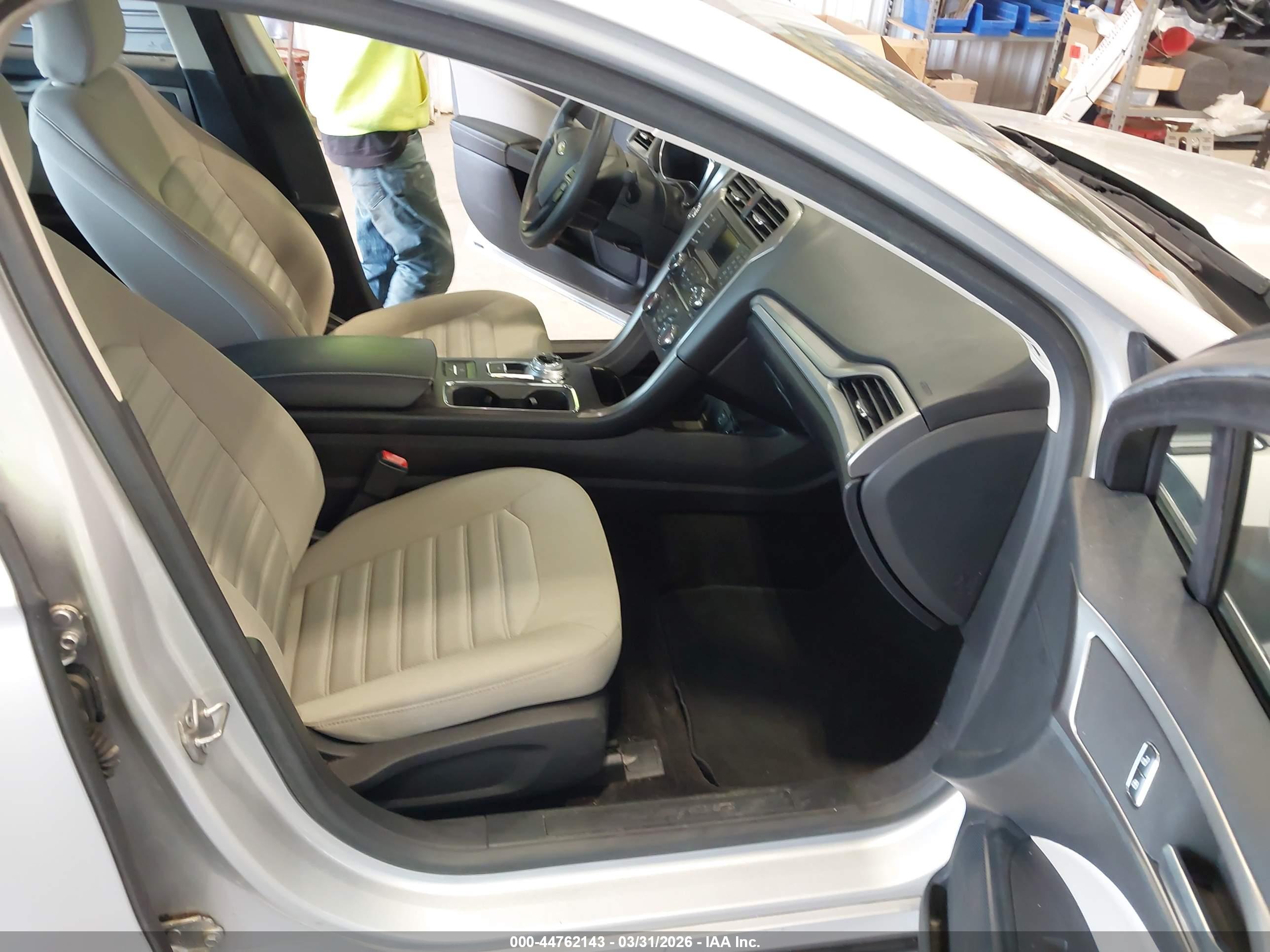 FORD FUSION image 5