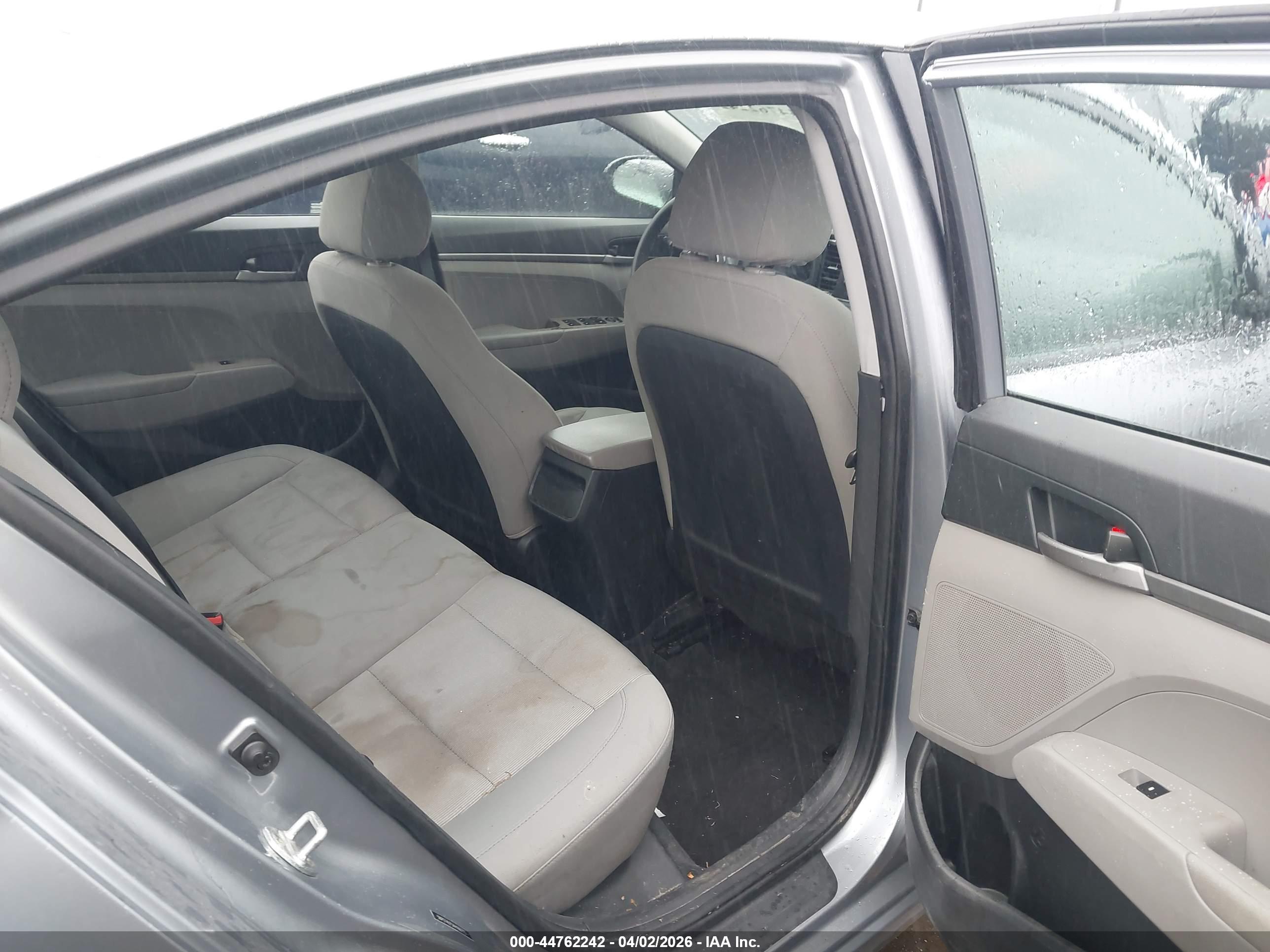 HYUNDAI ELANTRA image 8