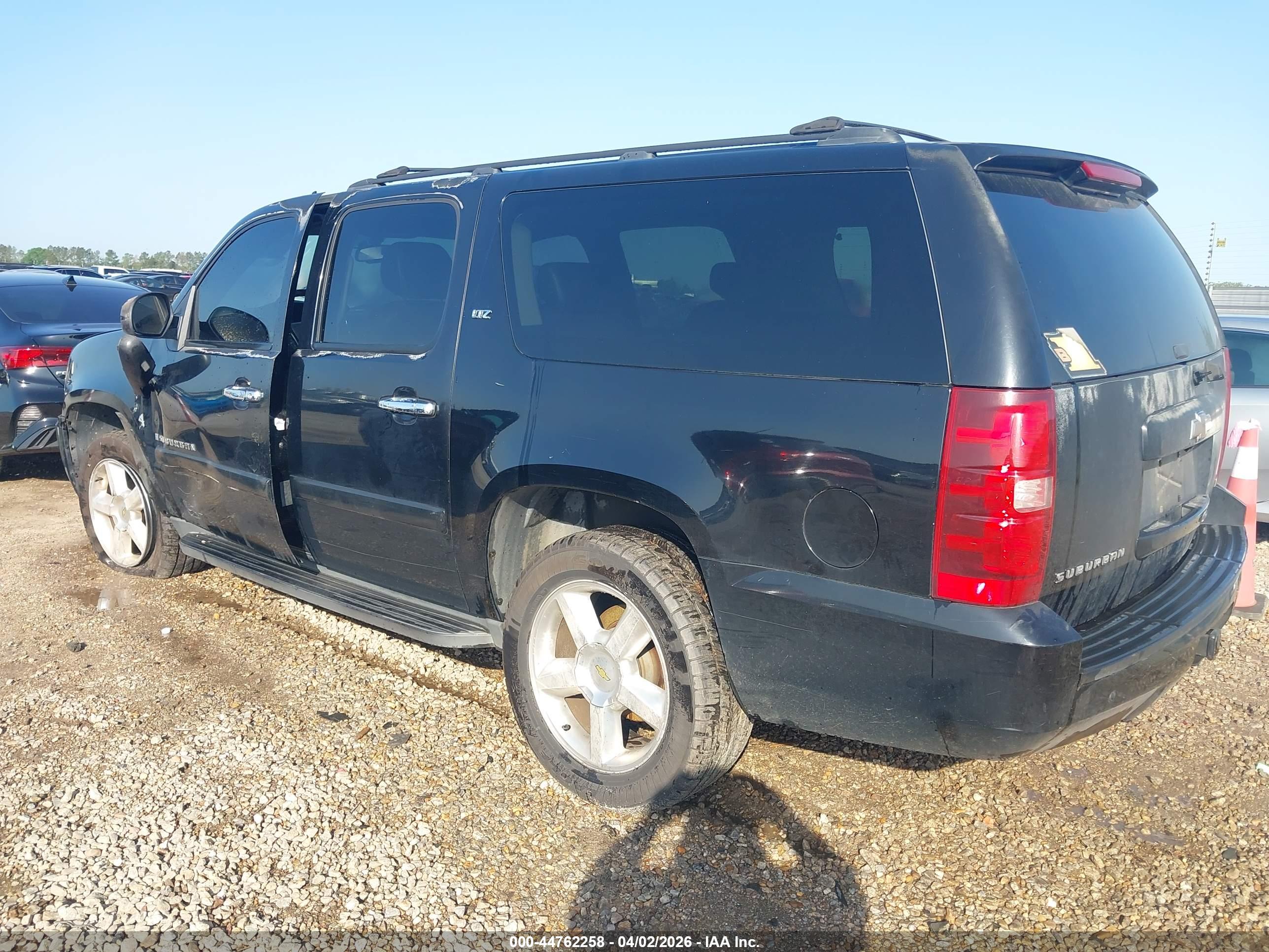 CHEVROLET SUBURBAN image 3