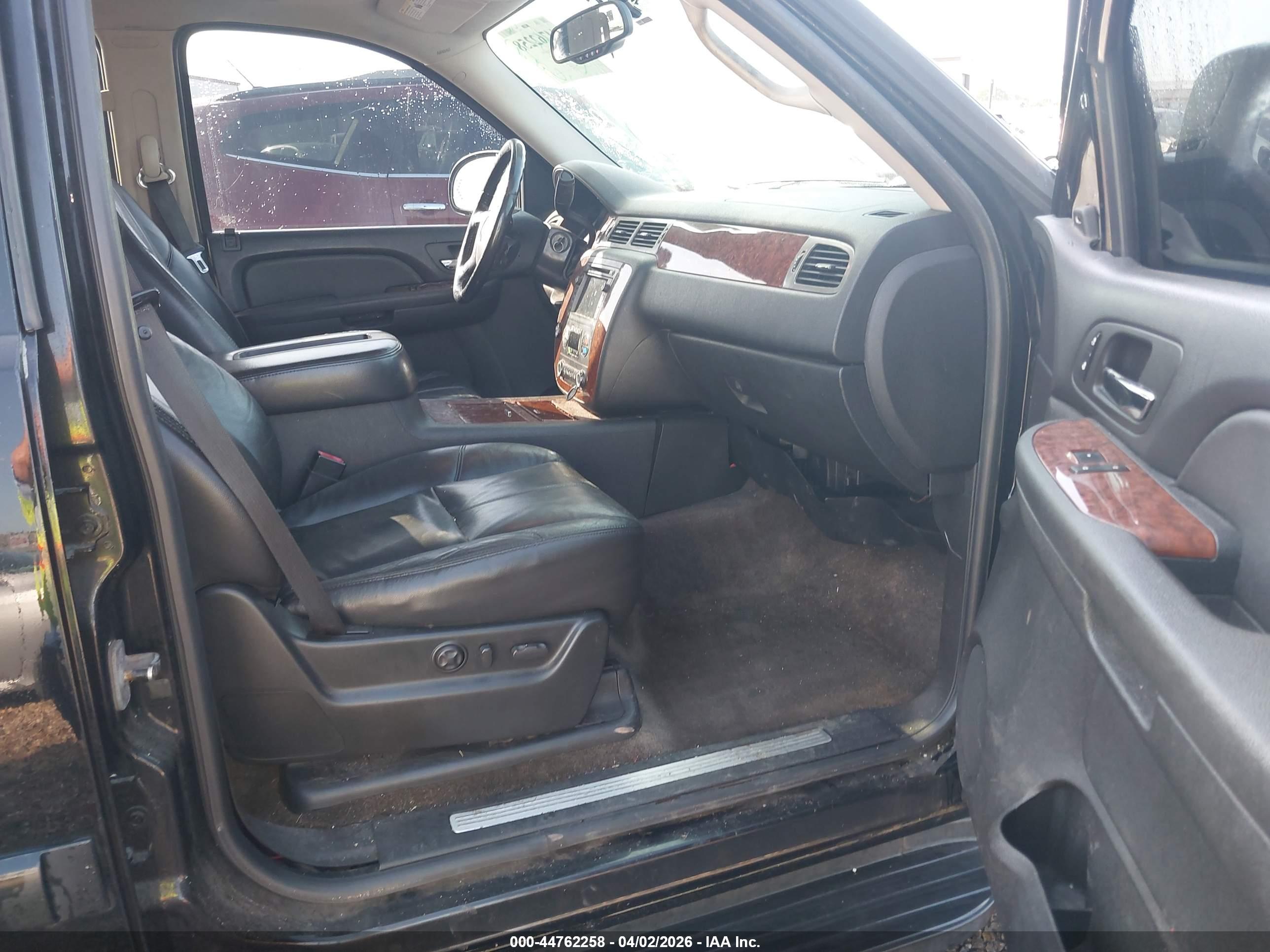 CHEVROLET SUBURBAN image 5