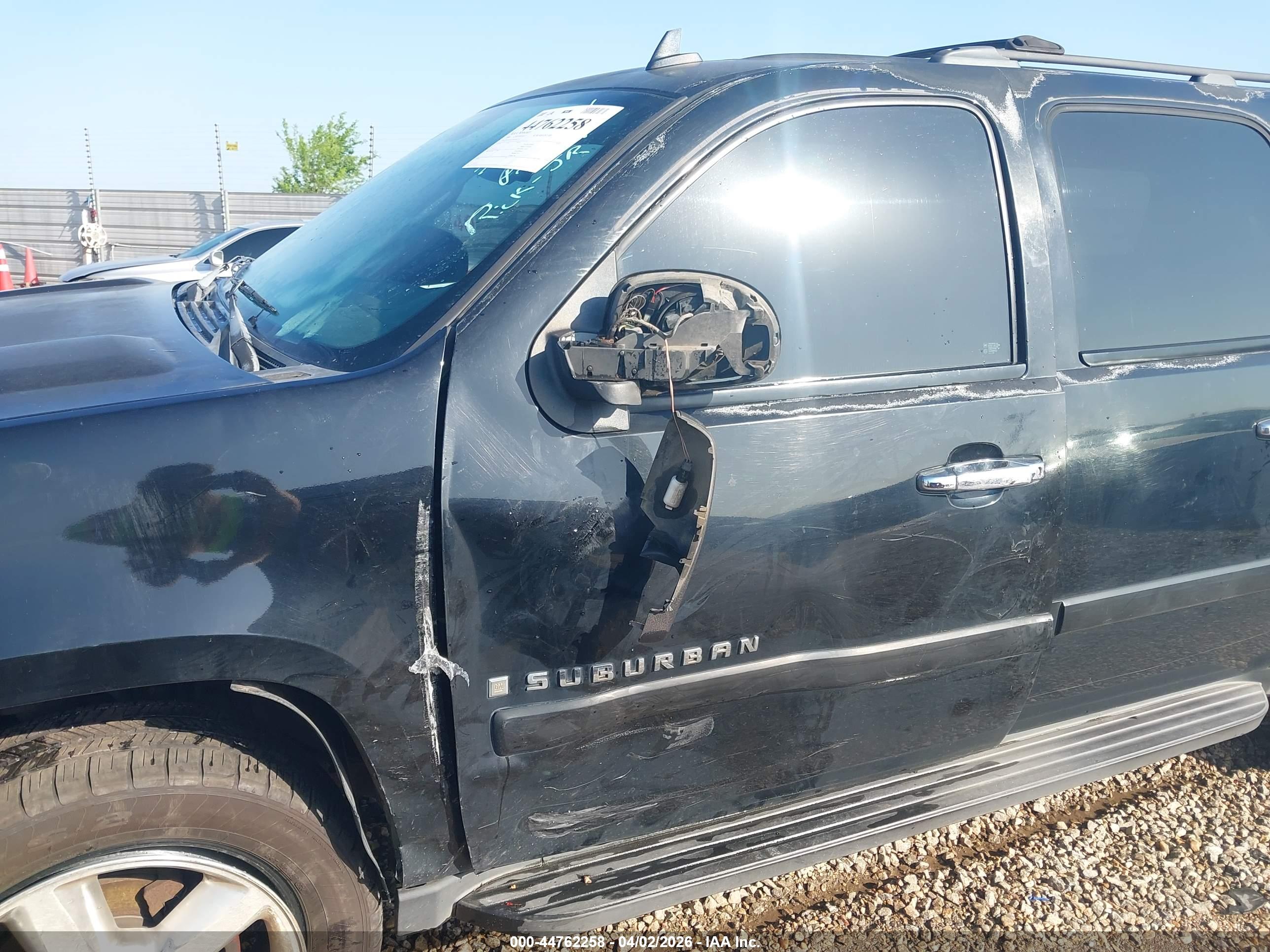 CHEVROLET SUBURBAN image 6