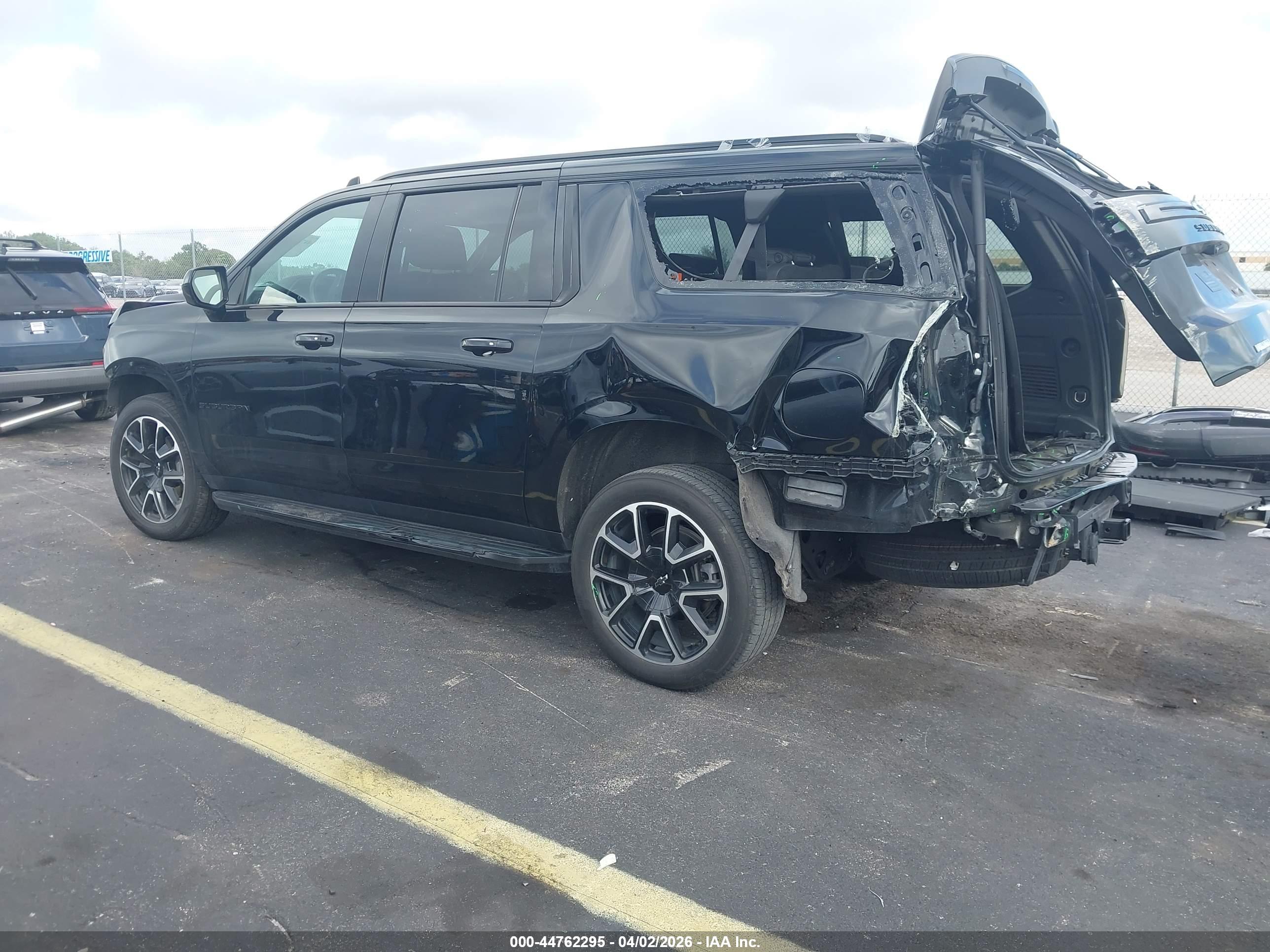 CHEVROLET SUBURBAN image 3