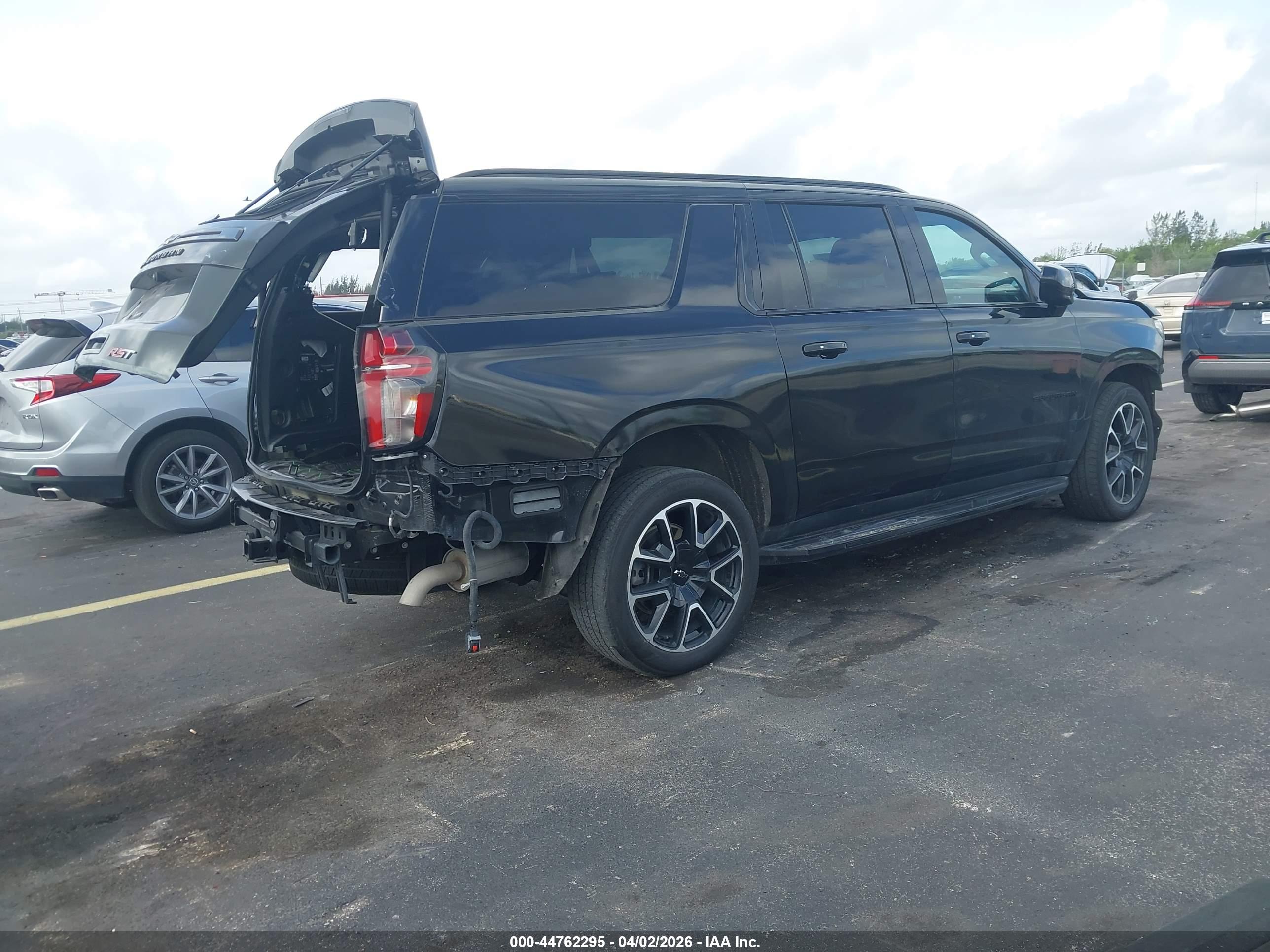 CHEVROLET SUBURBAN image 4