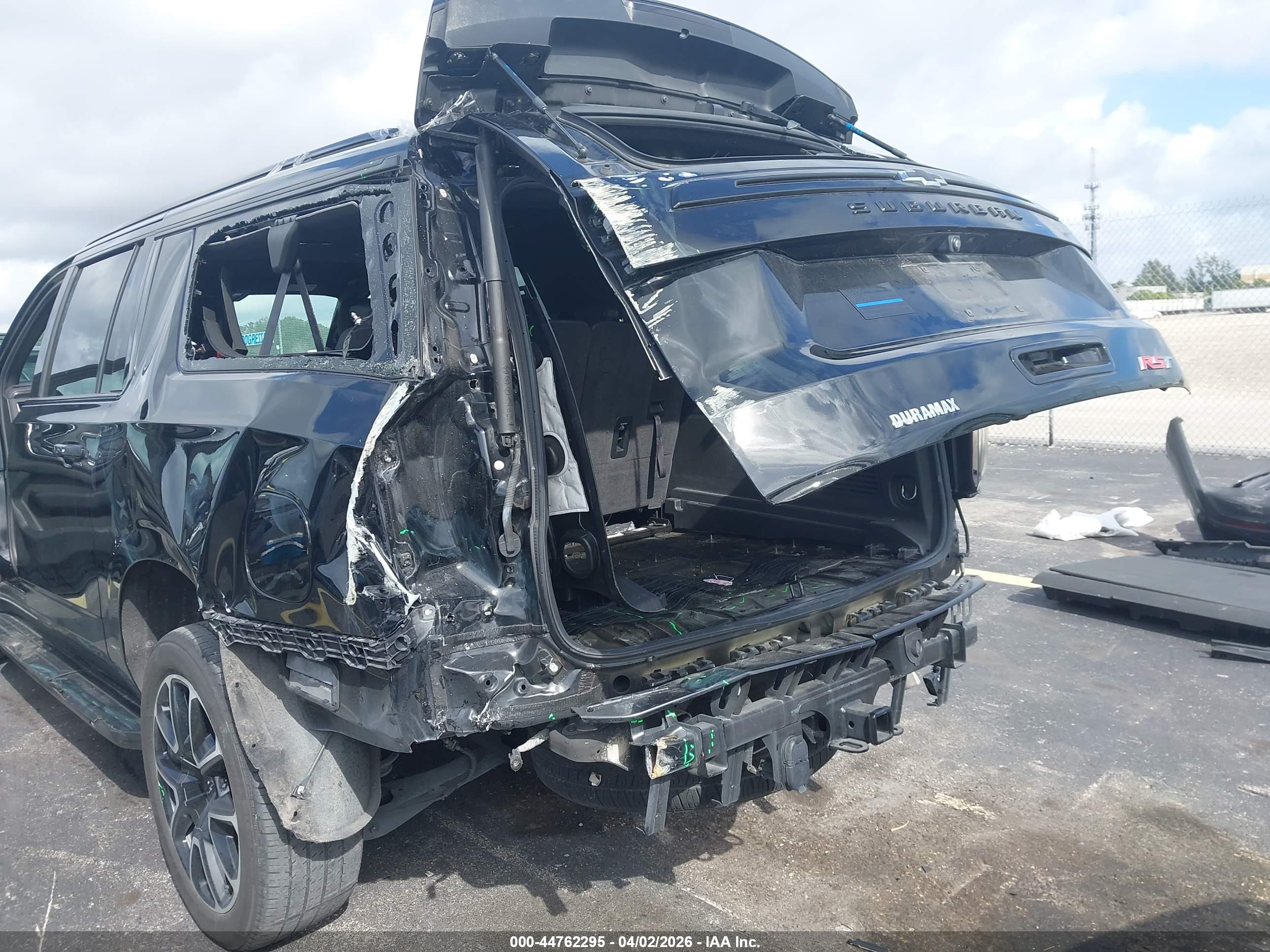 CHEVROLET SUBURBAN image 6