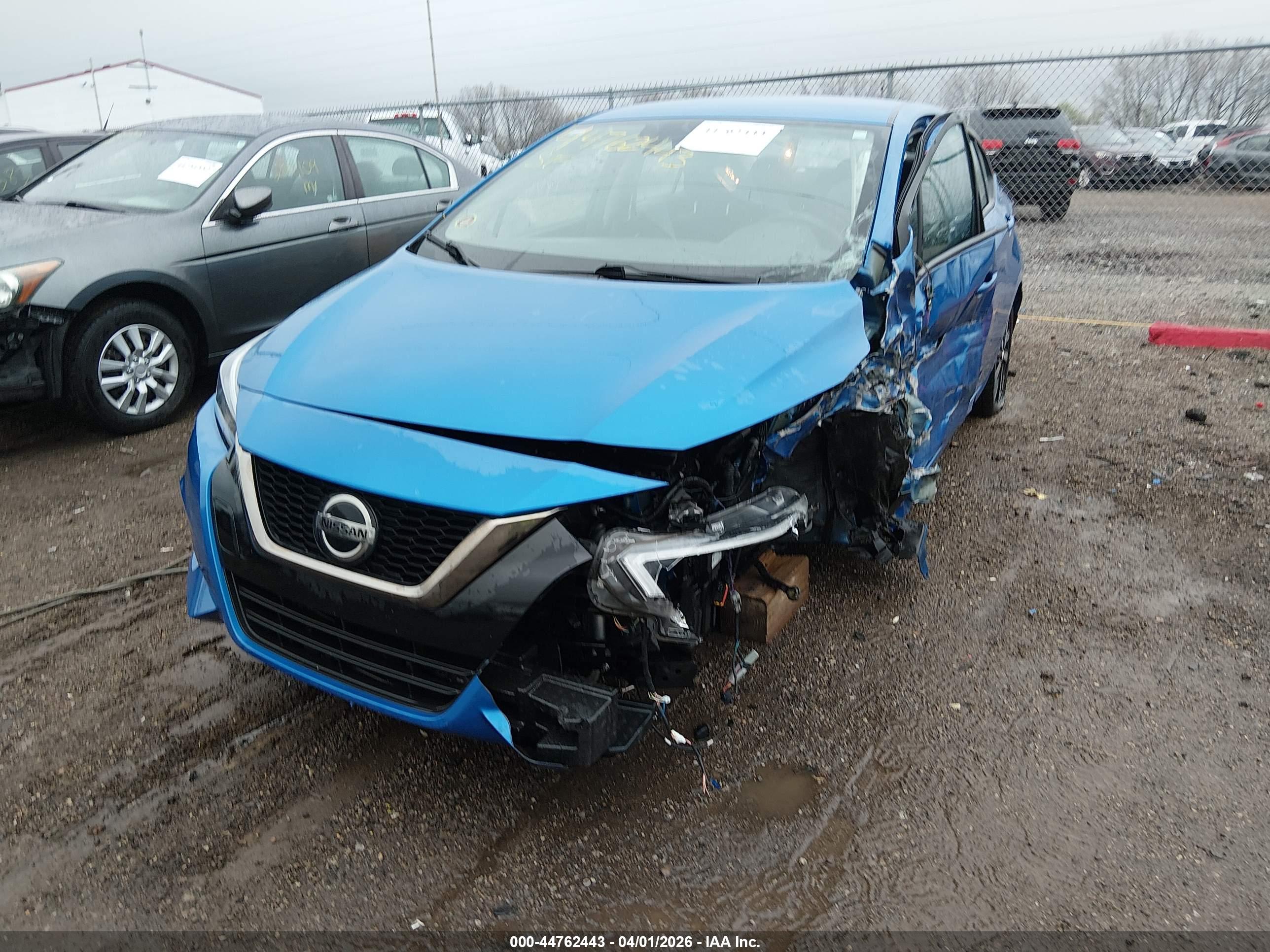 NISSAN VERSA image 2