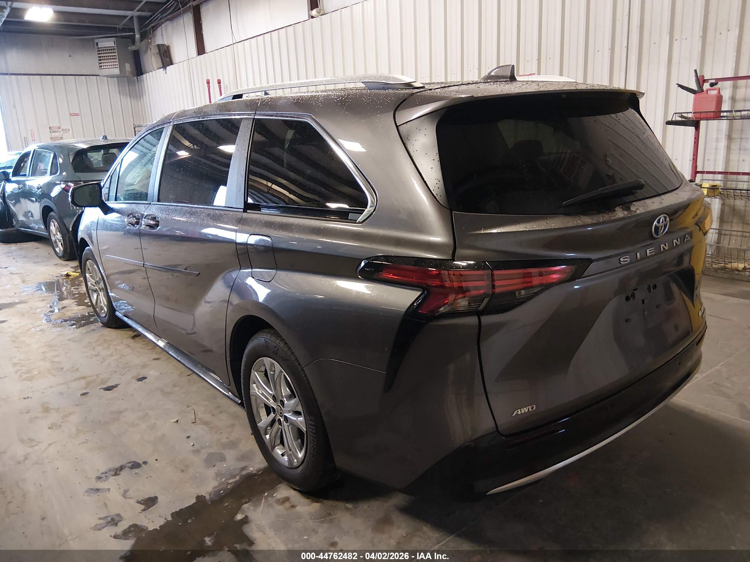 TOYOTA SIENNA image 3