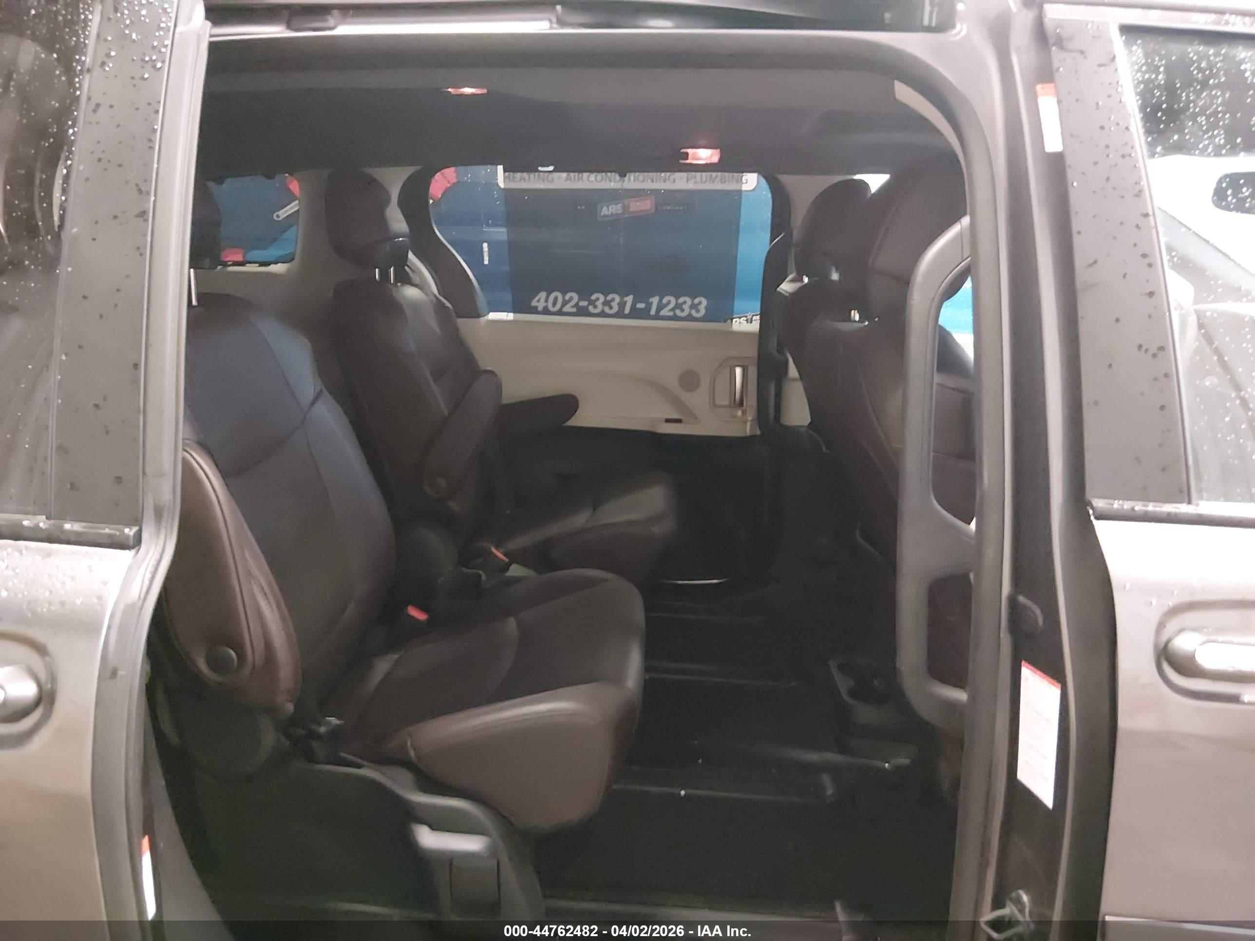 TOYOTA SIENNA image 8