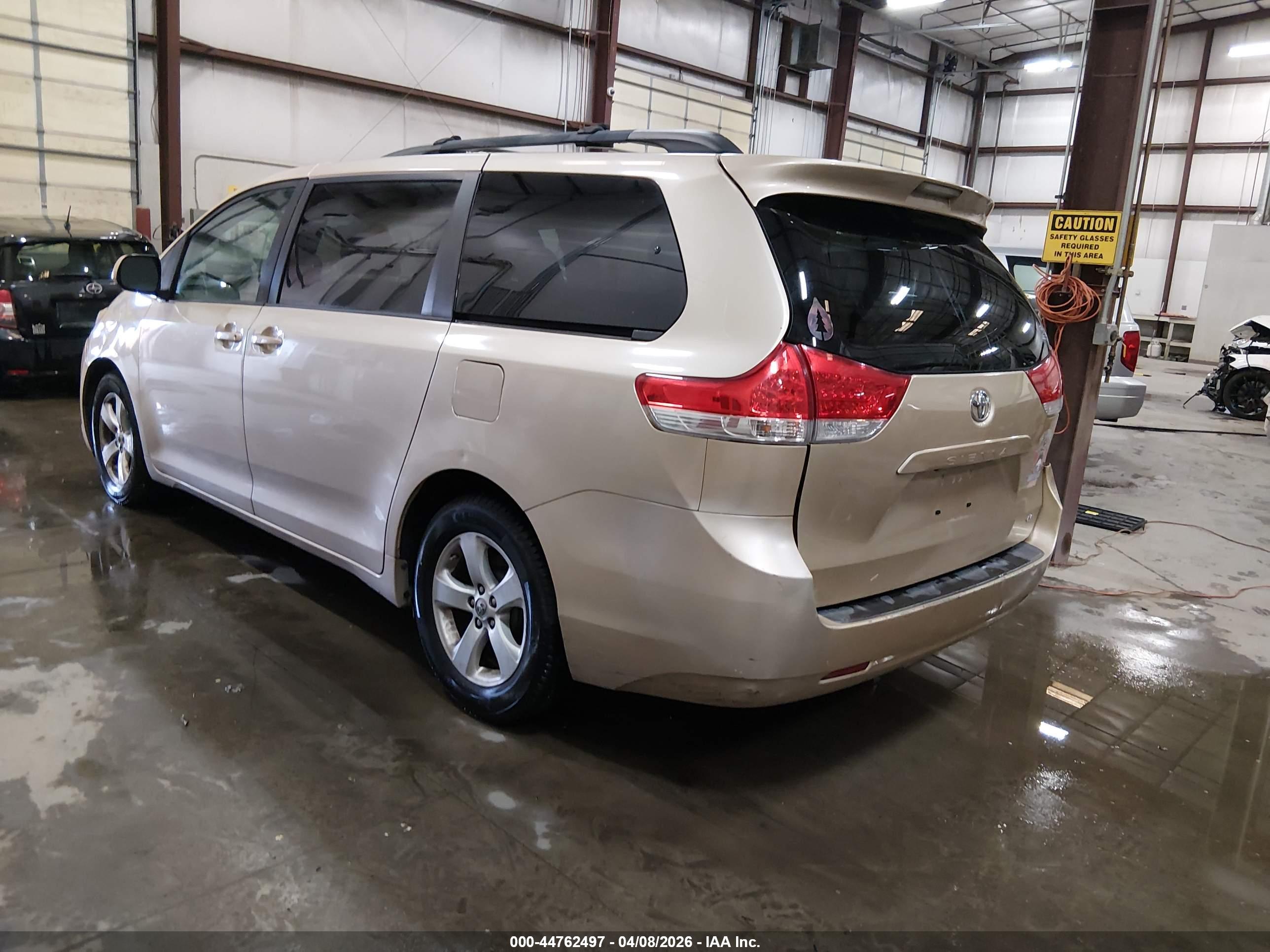 TOYOTA SIENNA image 3