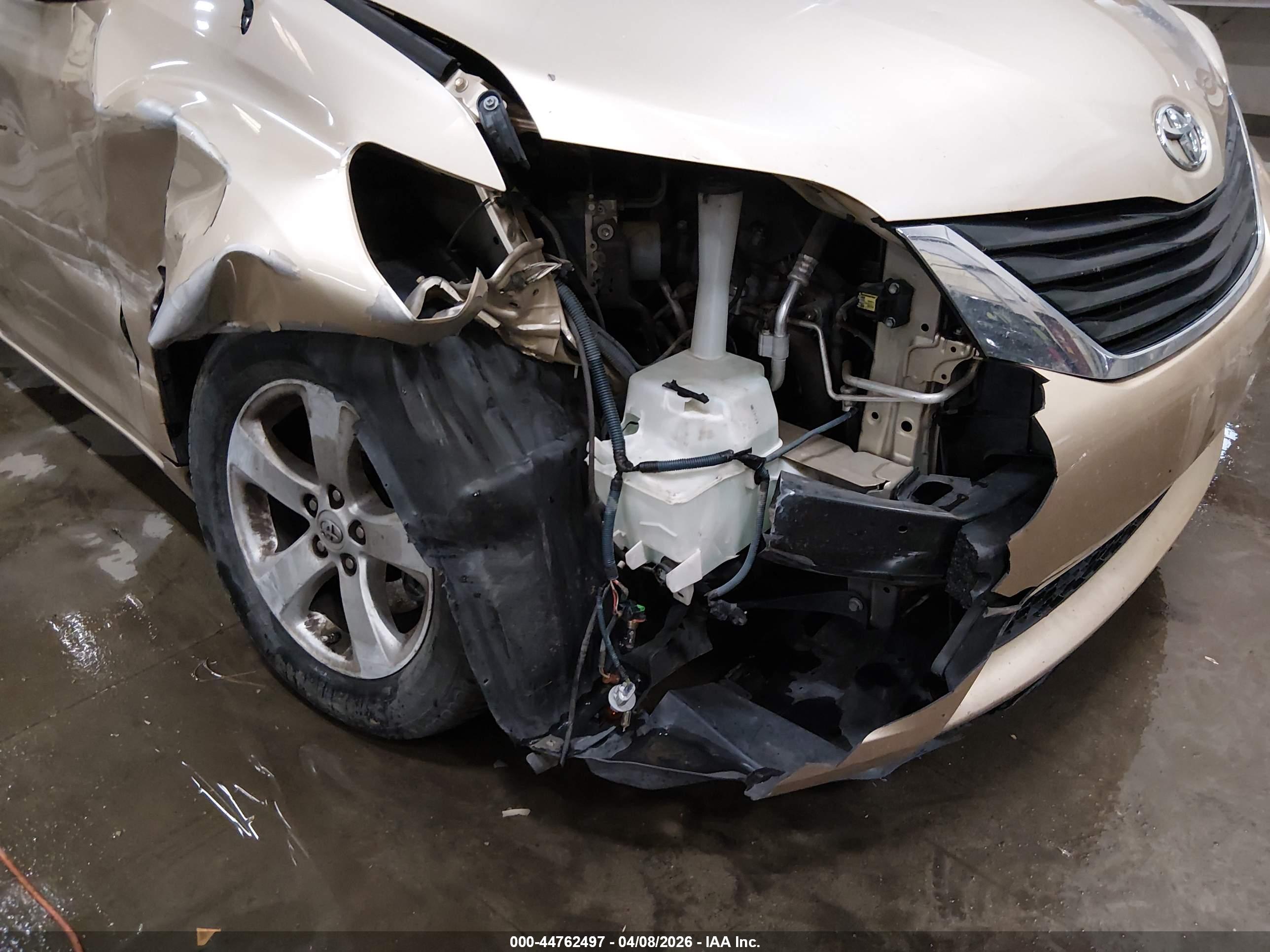 TOYOTA SIENNA image 6