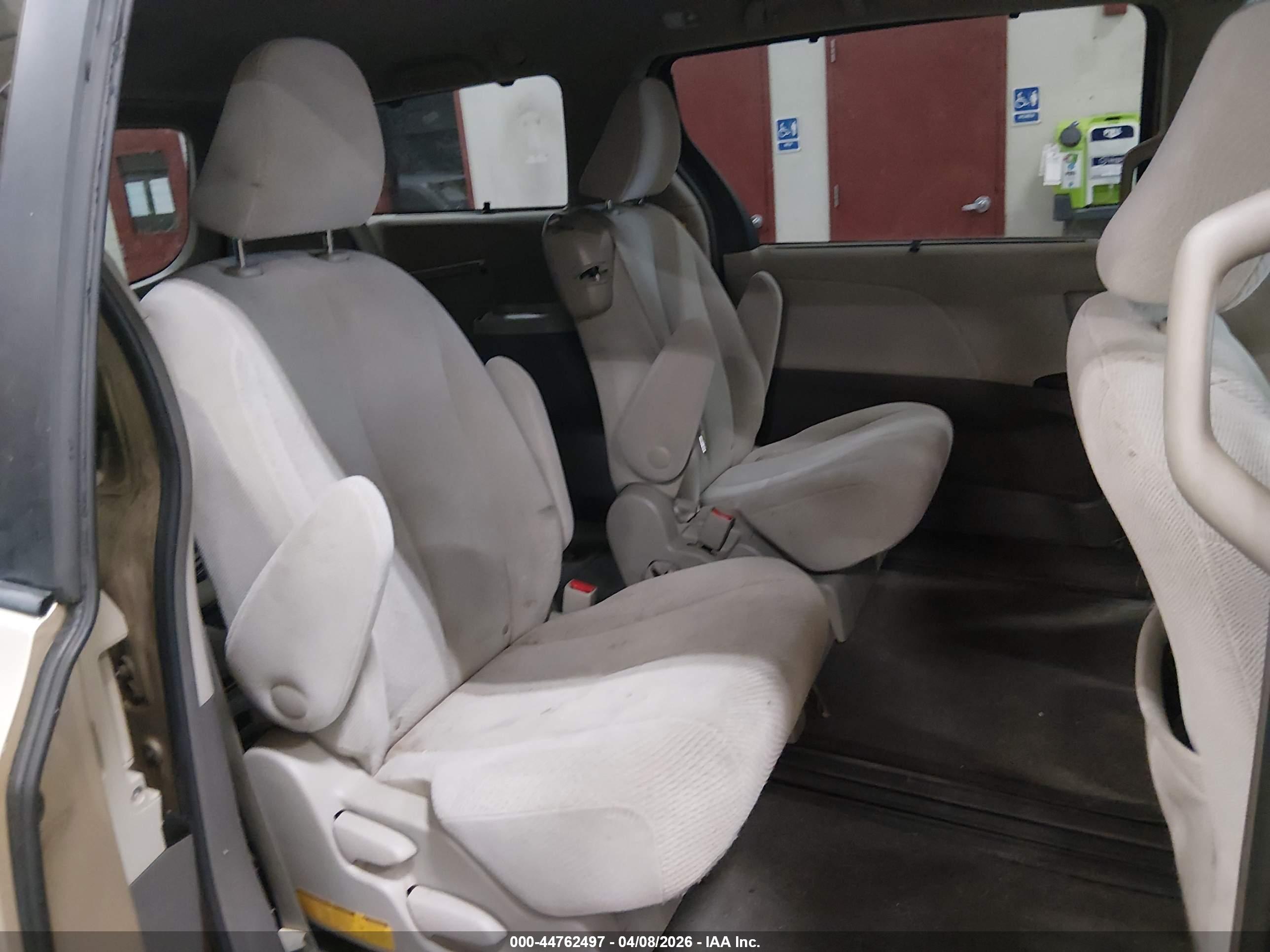 TOYOTA SIENNA image 8