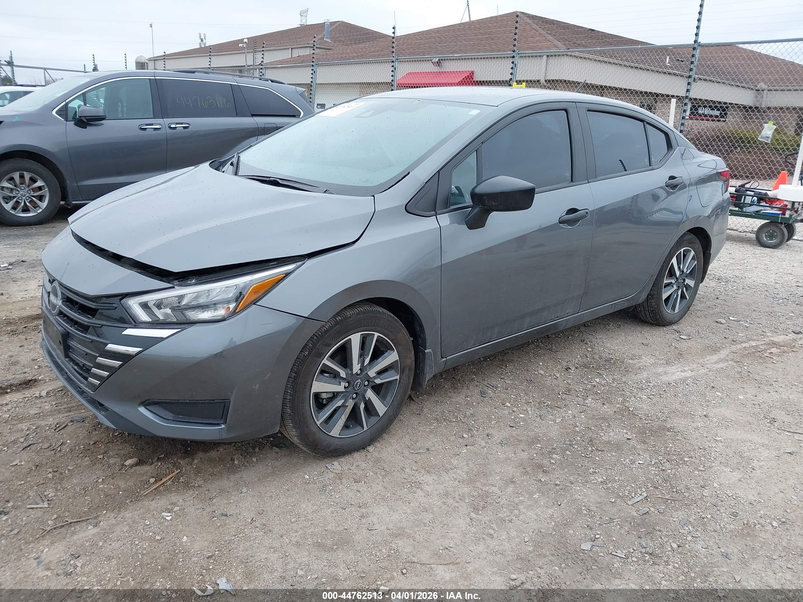 NISSAN VERSA image 2