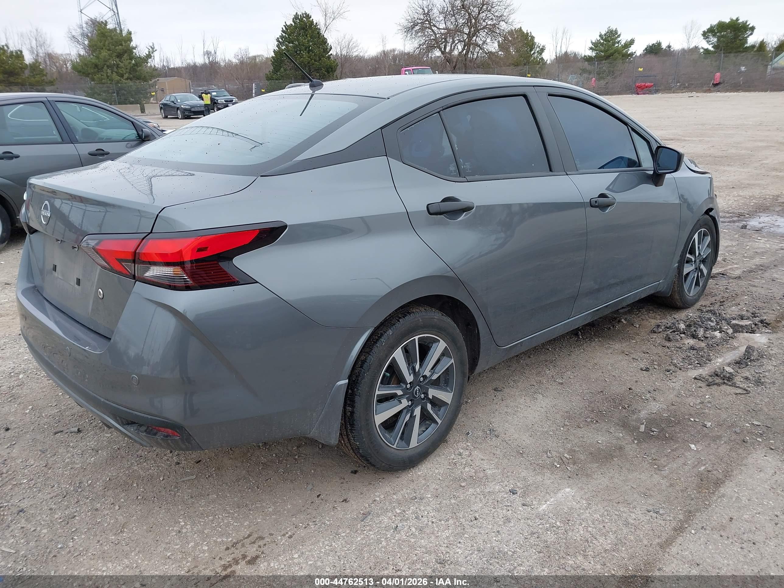 NISSAN VERSA image 4