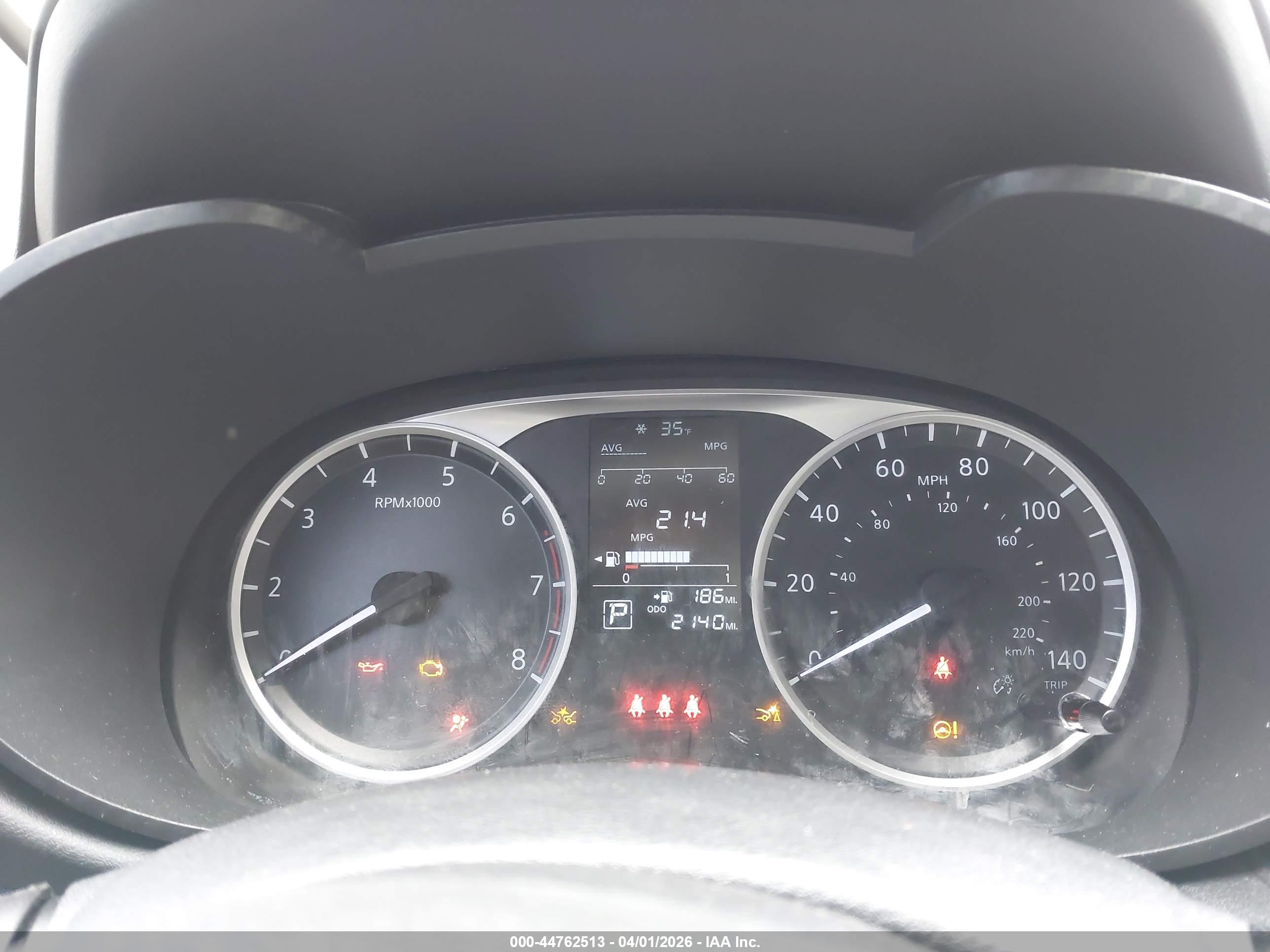 NISSAN VERSA image 7